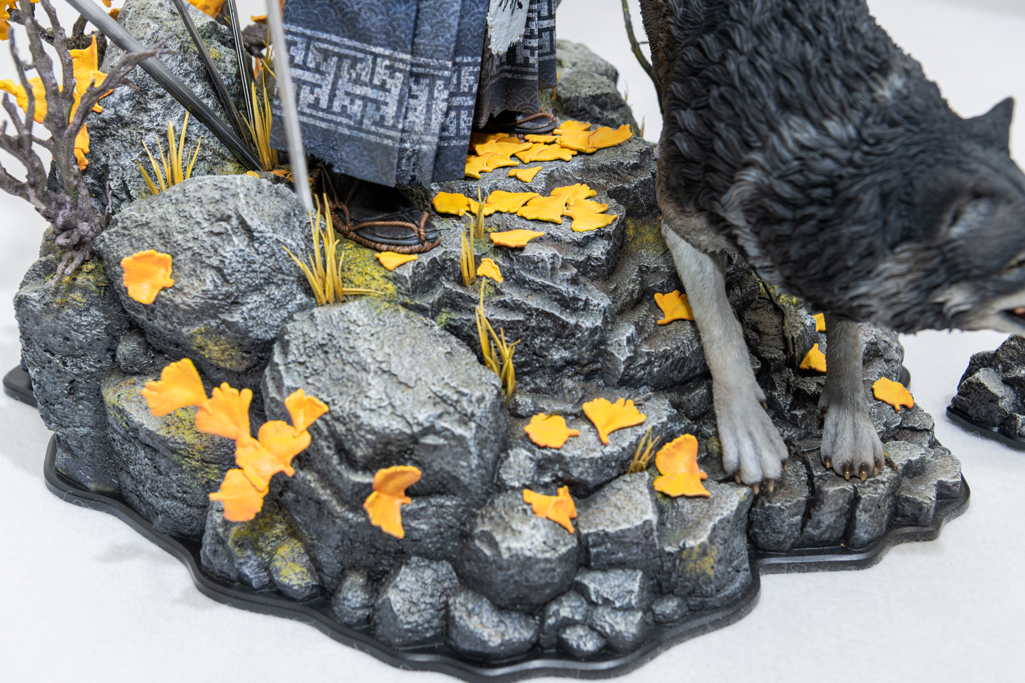 イチョウが散った台座