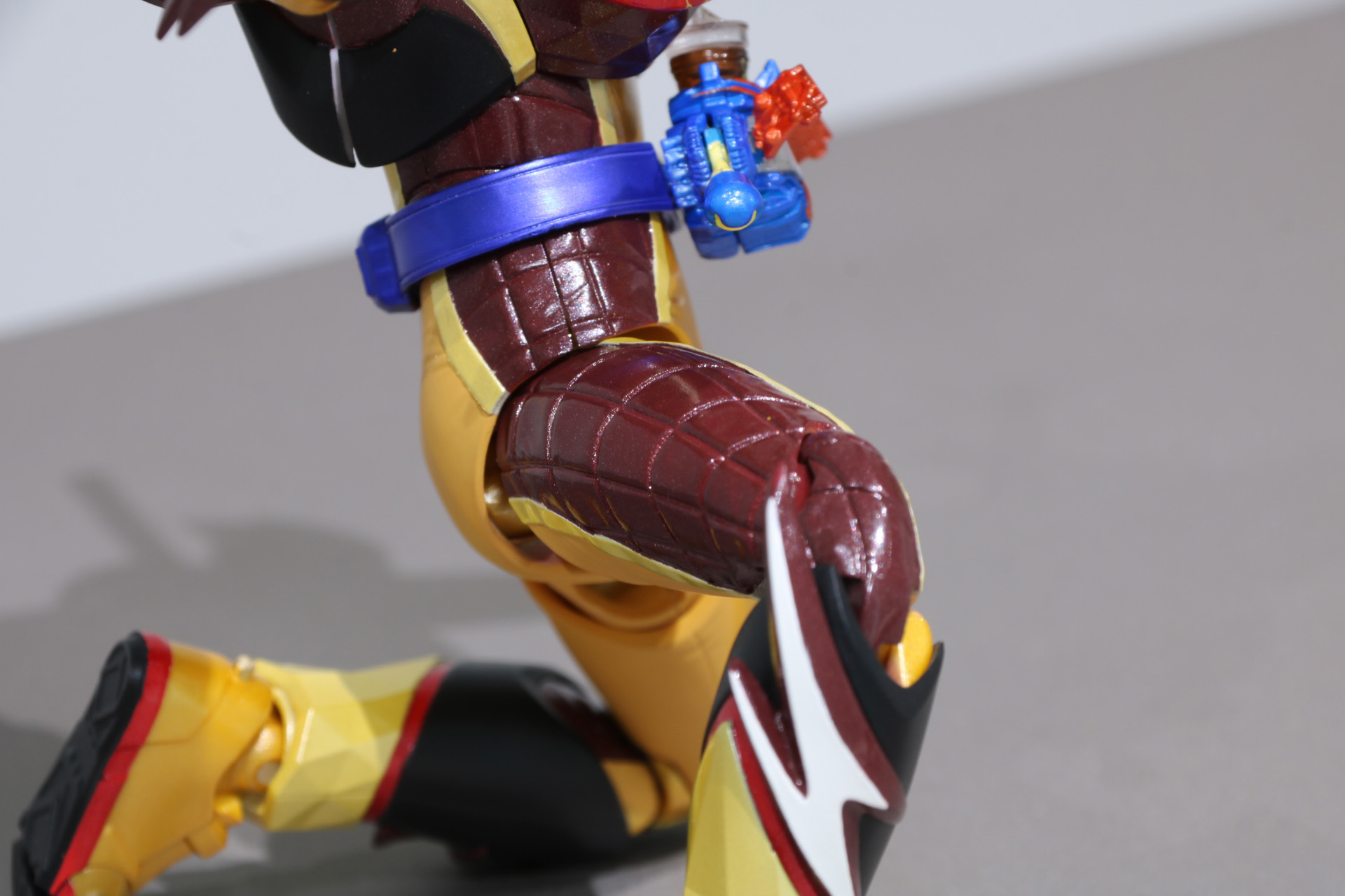 「仮面ライダーヴァレン フラッペカスタム」のチョコ部分の色味は何度も試作を重ねている