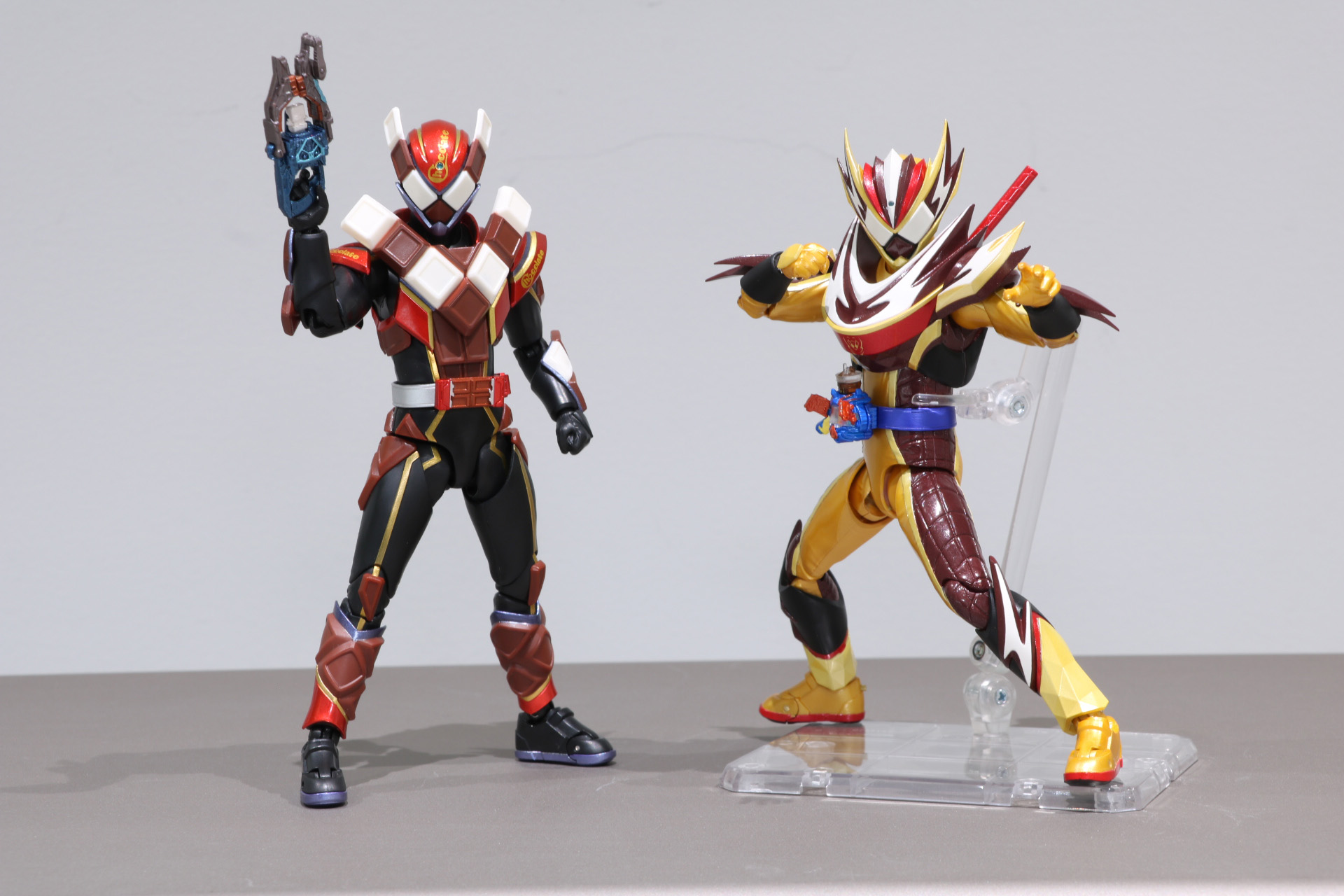 「S.H.Figuarts 仮面ライダーヴァレン チョコドンフォーム」(魂ウェブ商店受注終了）と比較すると質感や色味の違いがわかる
