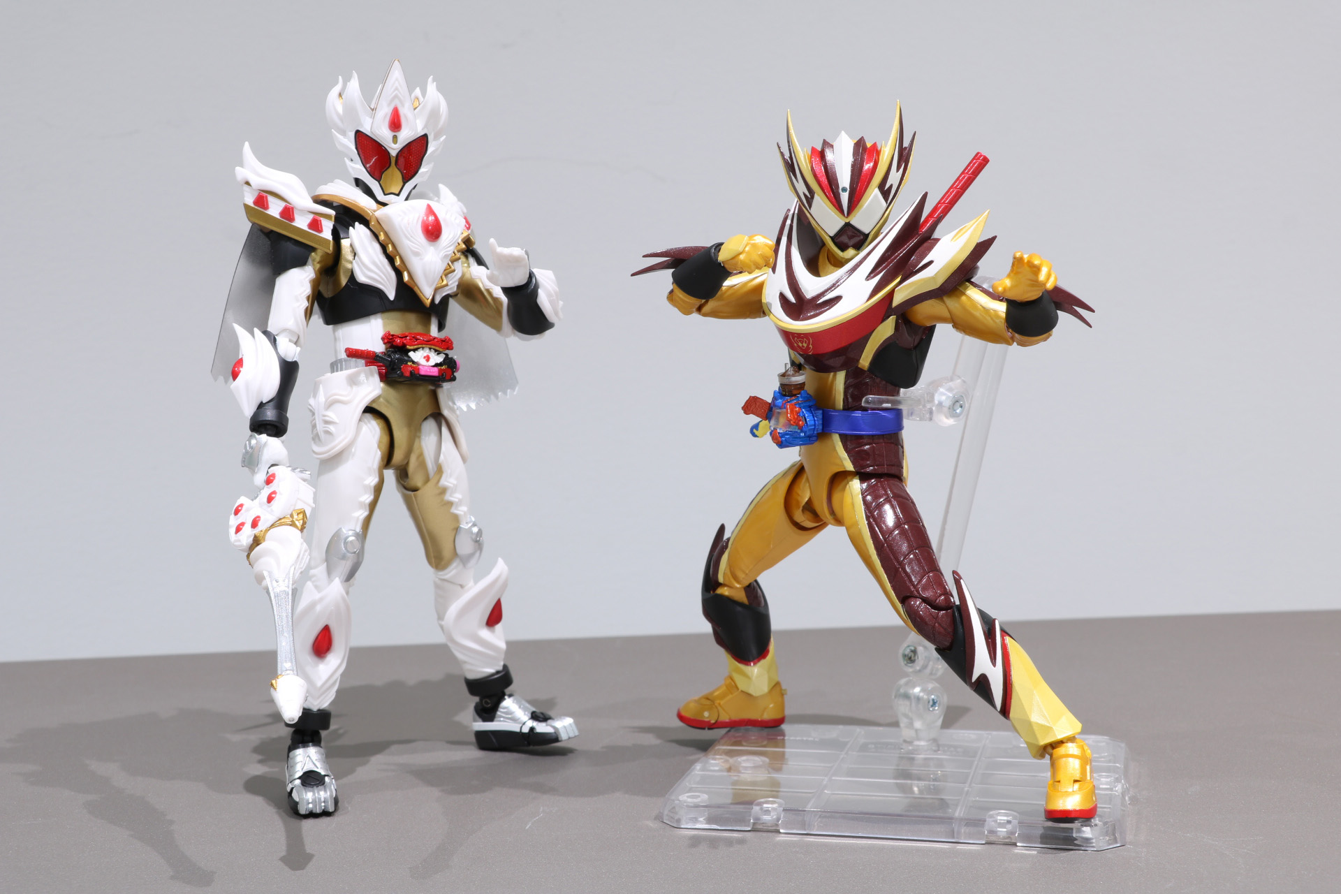 「S.H.Figuarts 仮面ライダーガヴ ケーキングフォーム」（魂ウェブ商店受注終了）とディスプレイ