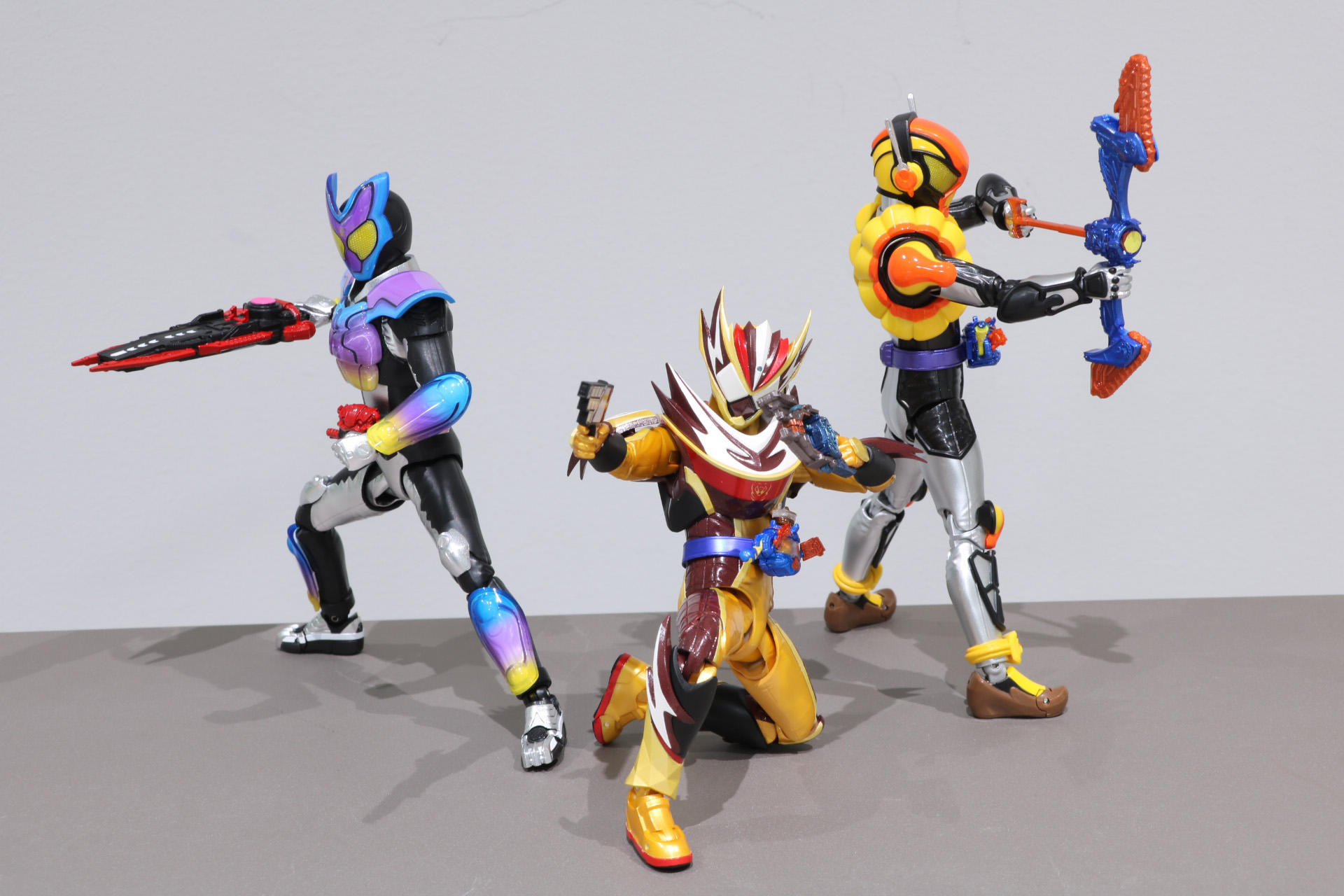 「S.H.figuarts 仮面ライダーガヴ ポッピングミフォーム」（一般販売）と「S.H.Figuarts 仮面ライダーヴラム プリンカスタム」（魂ウェブ商店受注終了）とディスプレイ