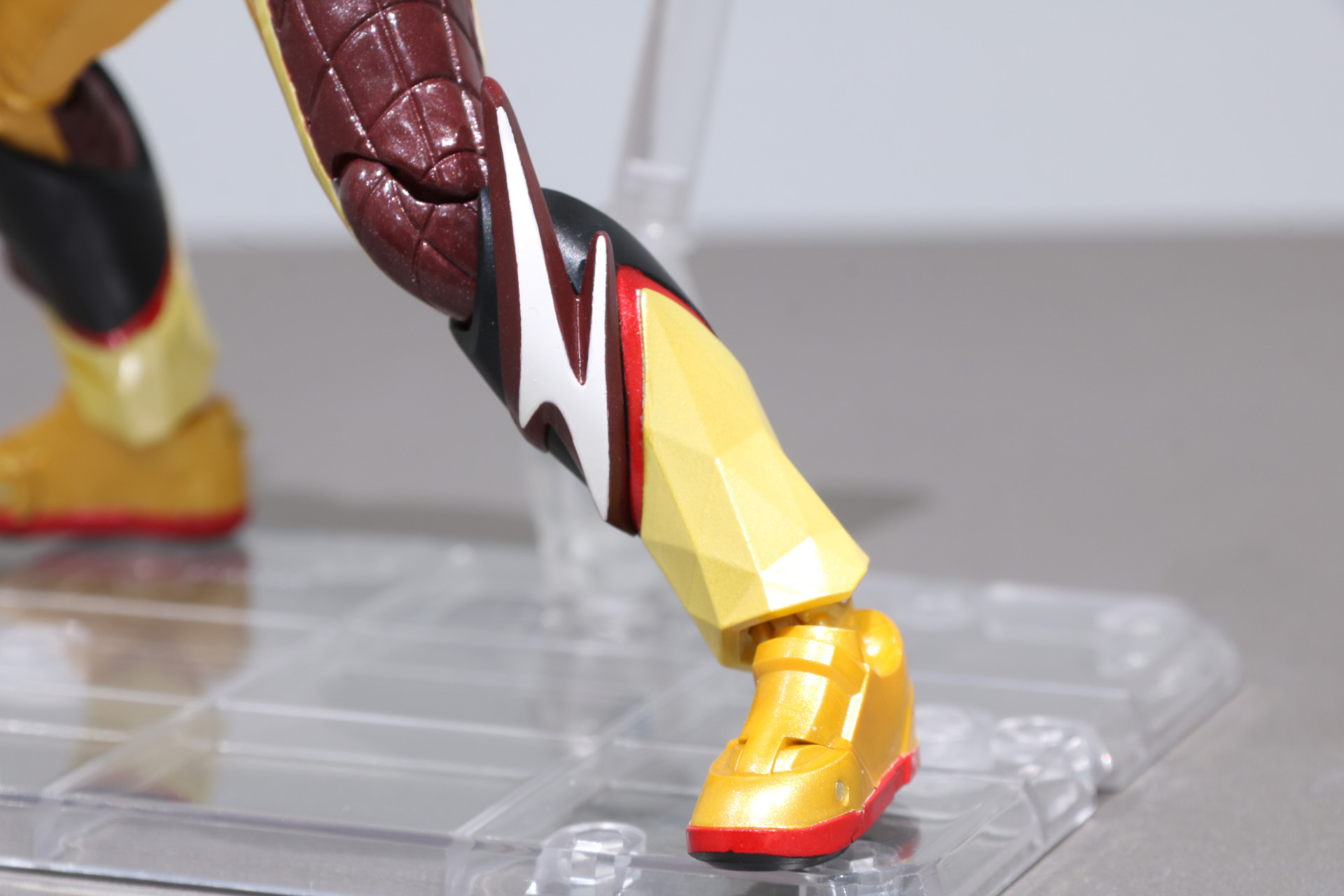 足先とブーツの色味の違いもしっかりと再現