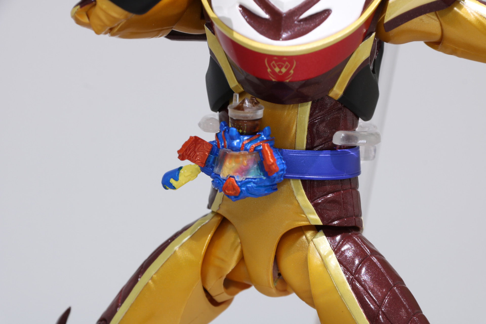 印象的なフラッぺいずゴチゾウの造形も再現。ヴラスタムギアの中も虹色で表現されている