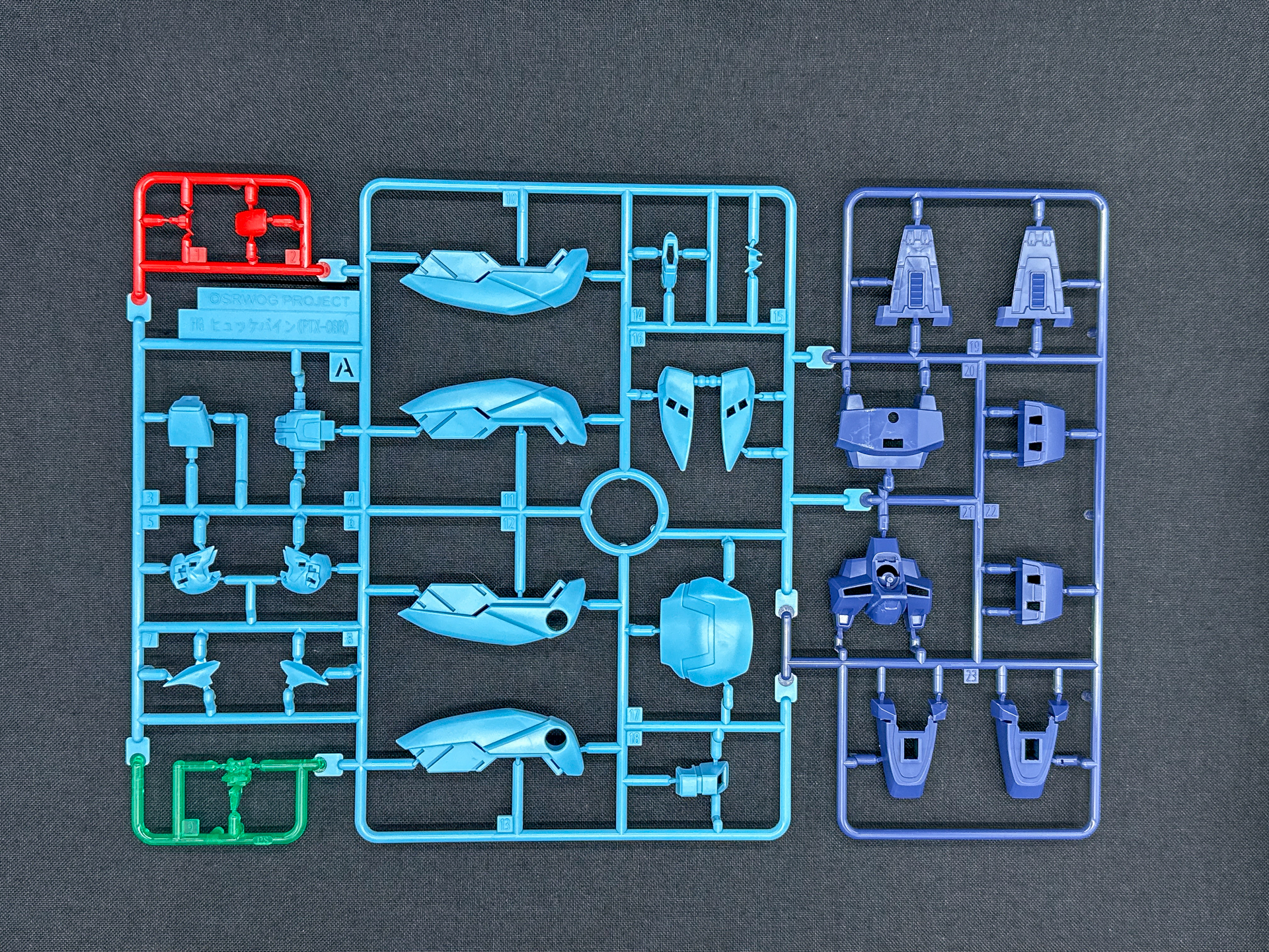 Aランナーは多色成形ランナーで、頭部外装や各部ダークブルーの装甲を構成します。