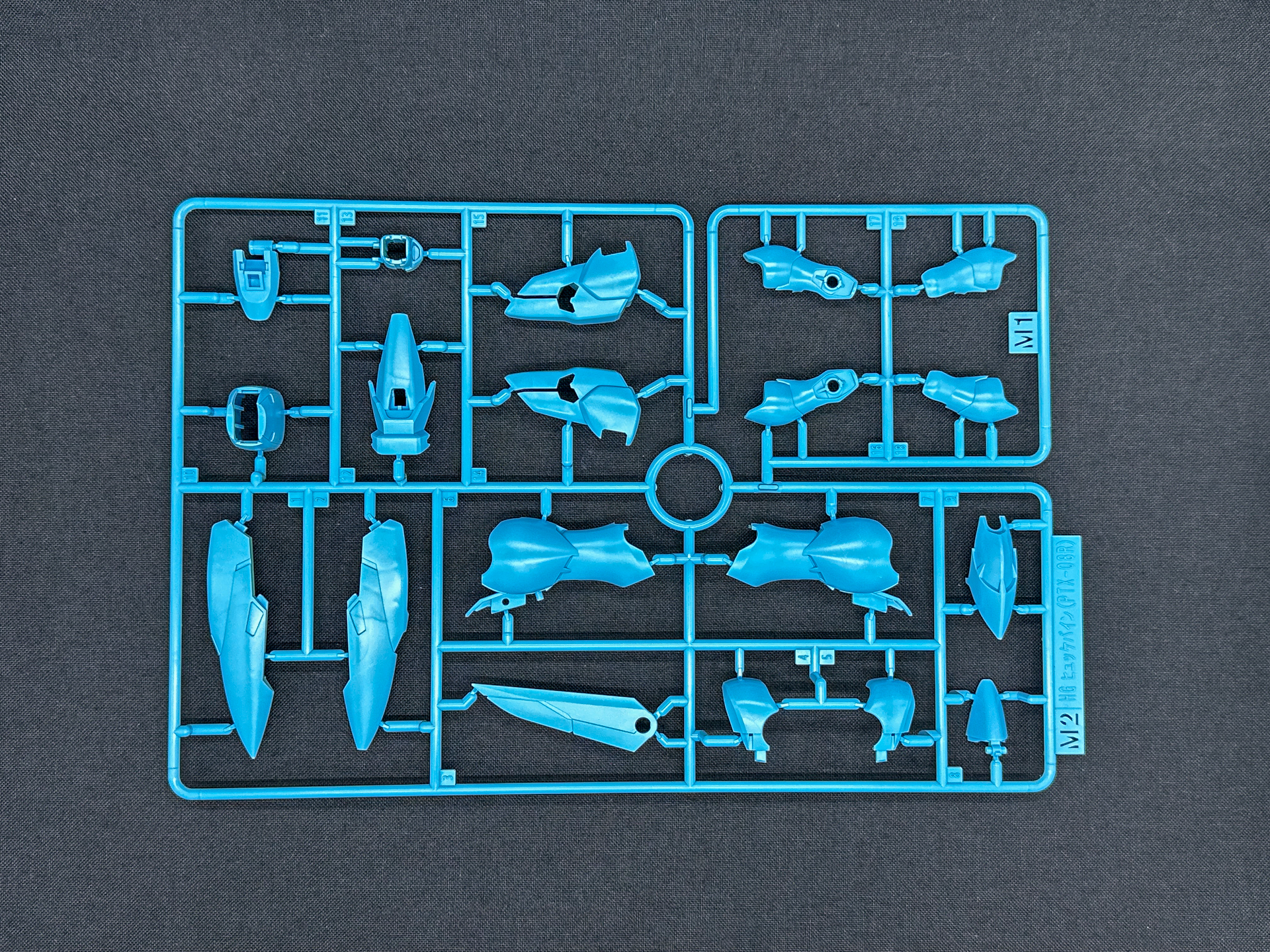M1、M2ランナーはスカイブルーの外装パーツを構成し、説明書ではMランナーとして記載されています。