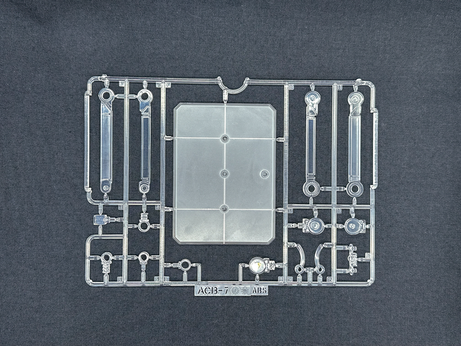 本キットにはクリアカラーの「アクションベース7」が付属します。