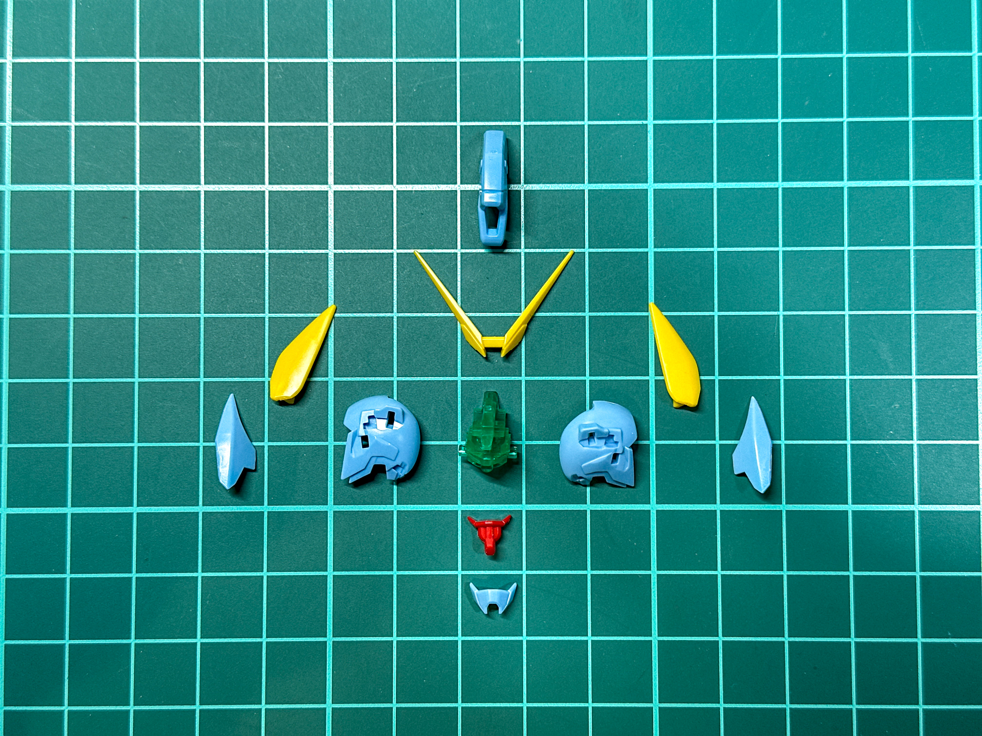 パーツ状態での頭部パーツ。ツインアイやセンサー類を構成する内部パーツはクリアパーツによる成形です。