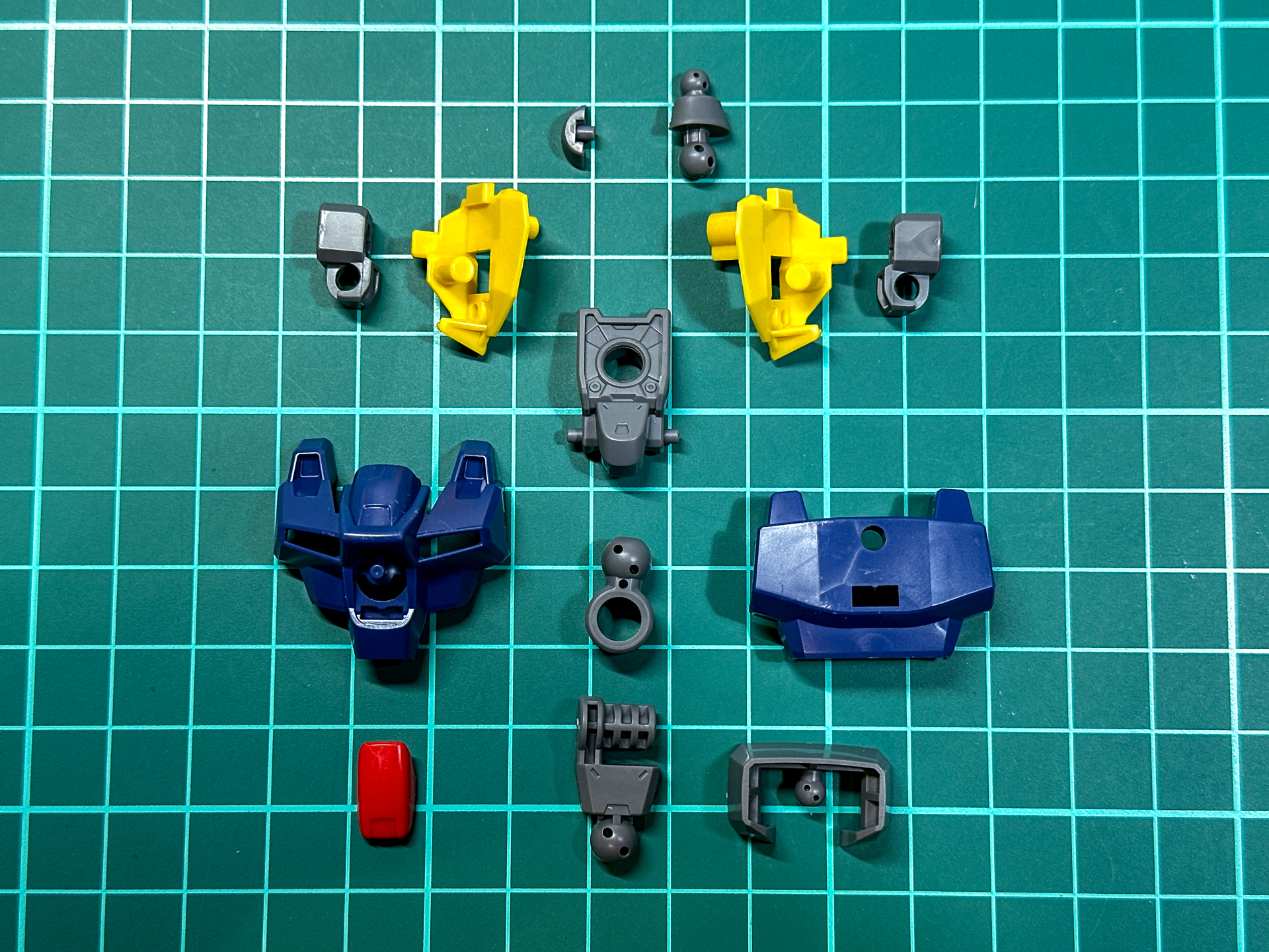 組み立て前の胴体パーツ。イエローパーツは内部フレームを兼用しています。