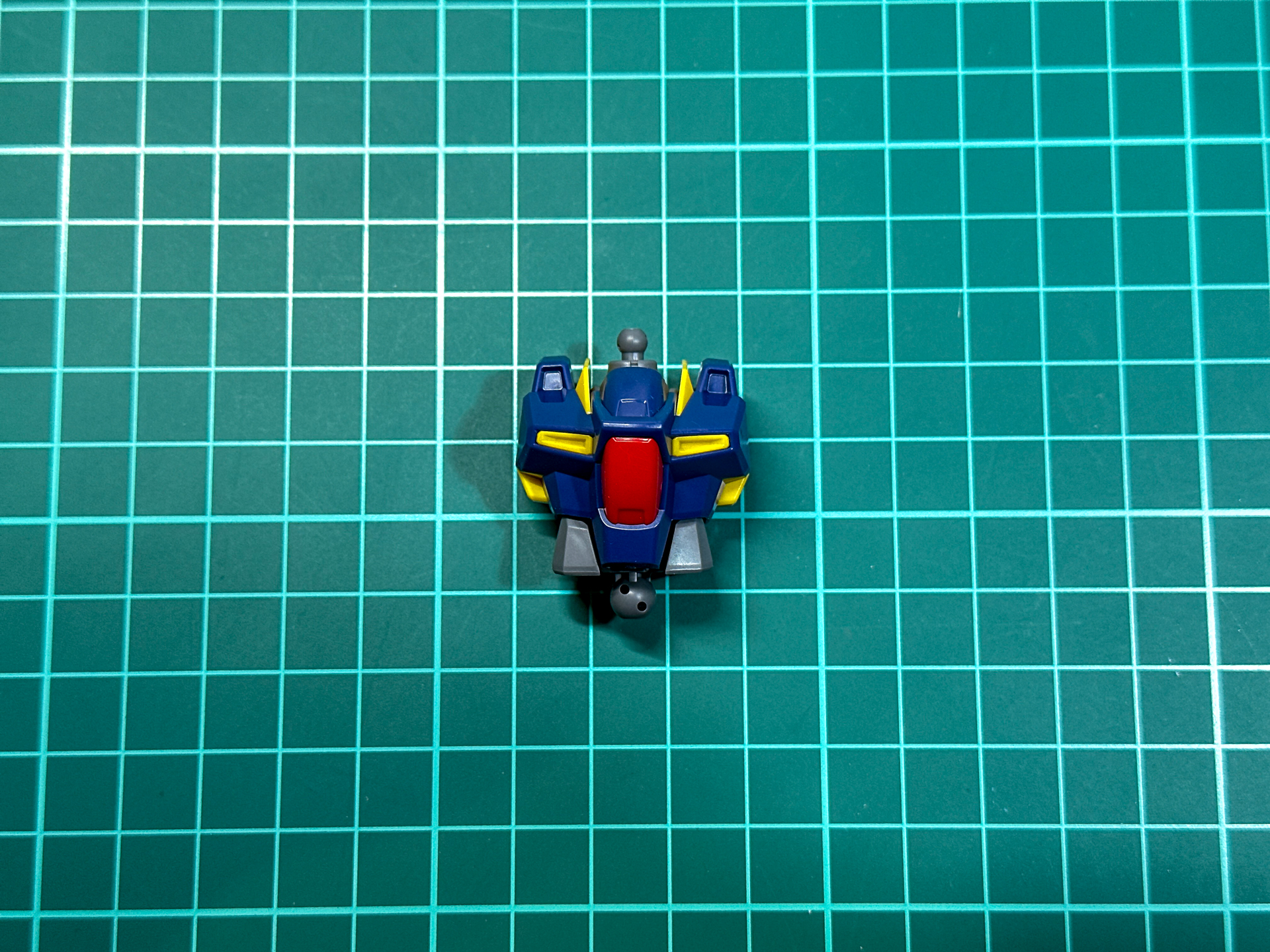 胴体各部に点在するイエローのパーツが内部で一体化しているとは驚きです。