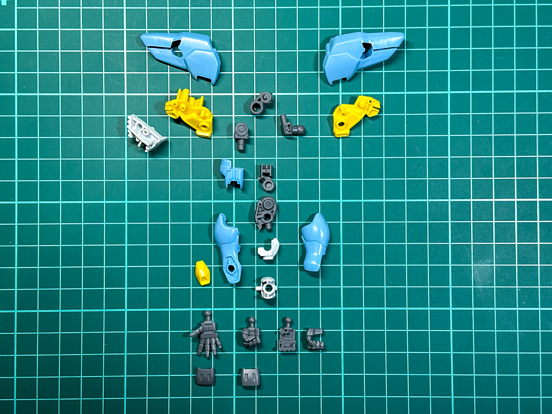 パーツ状態での腕部パーツ。ハンドパーツは3種類付属します。