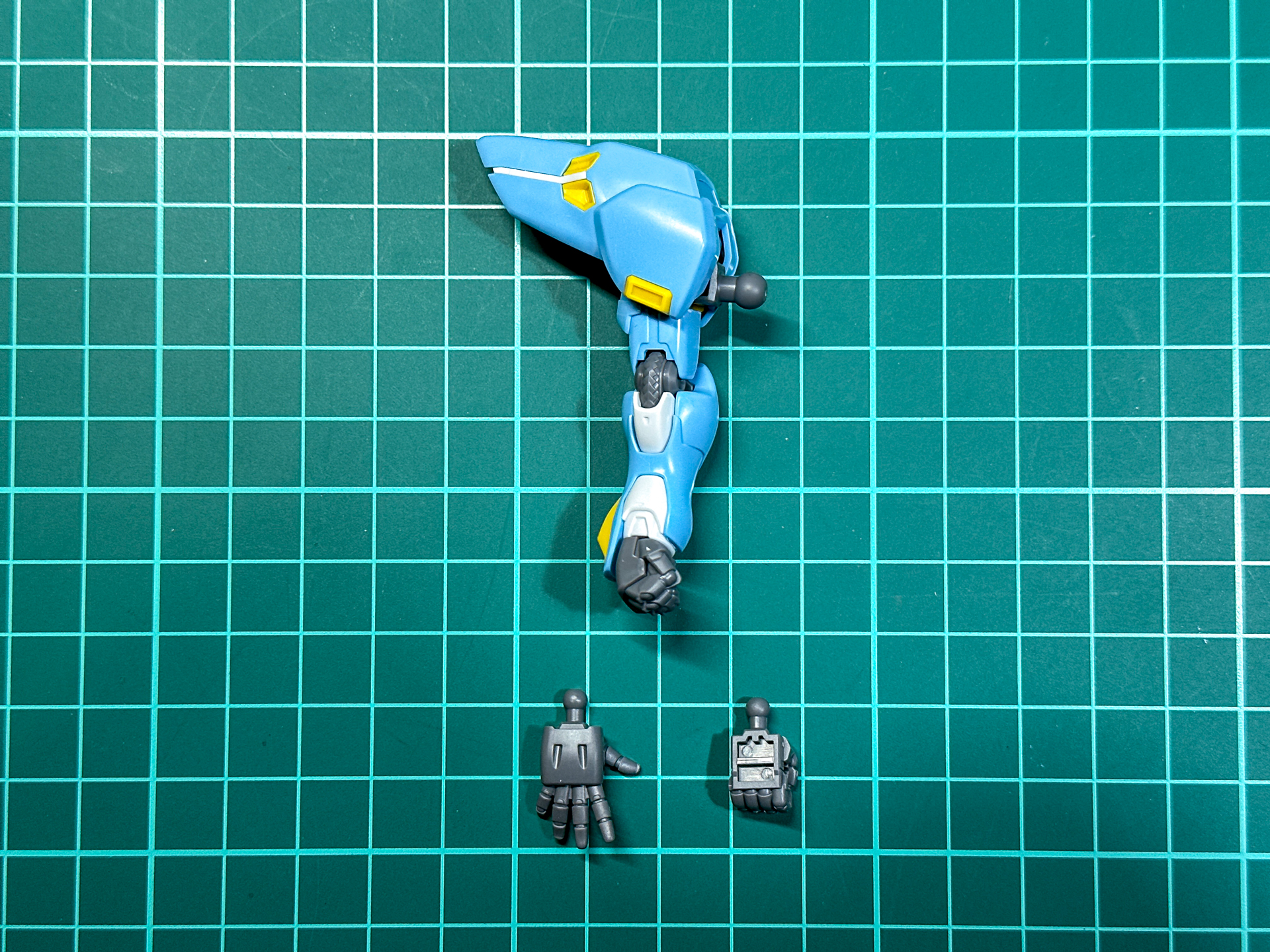 完成した腕部パーツ。ハンドパーツの甲部分は開き手と武器持ち手で兼用です。