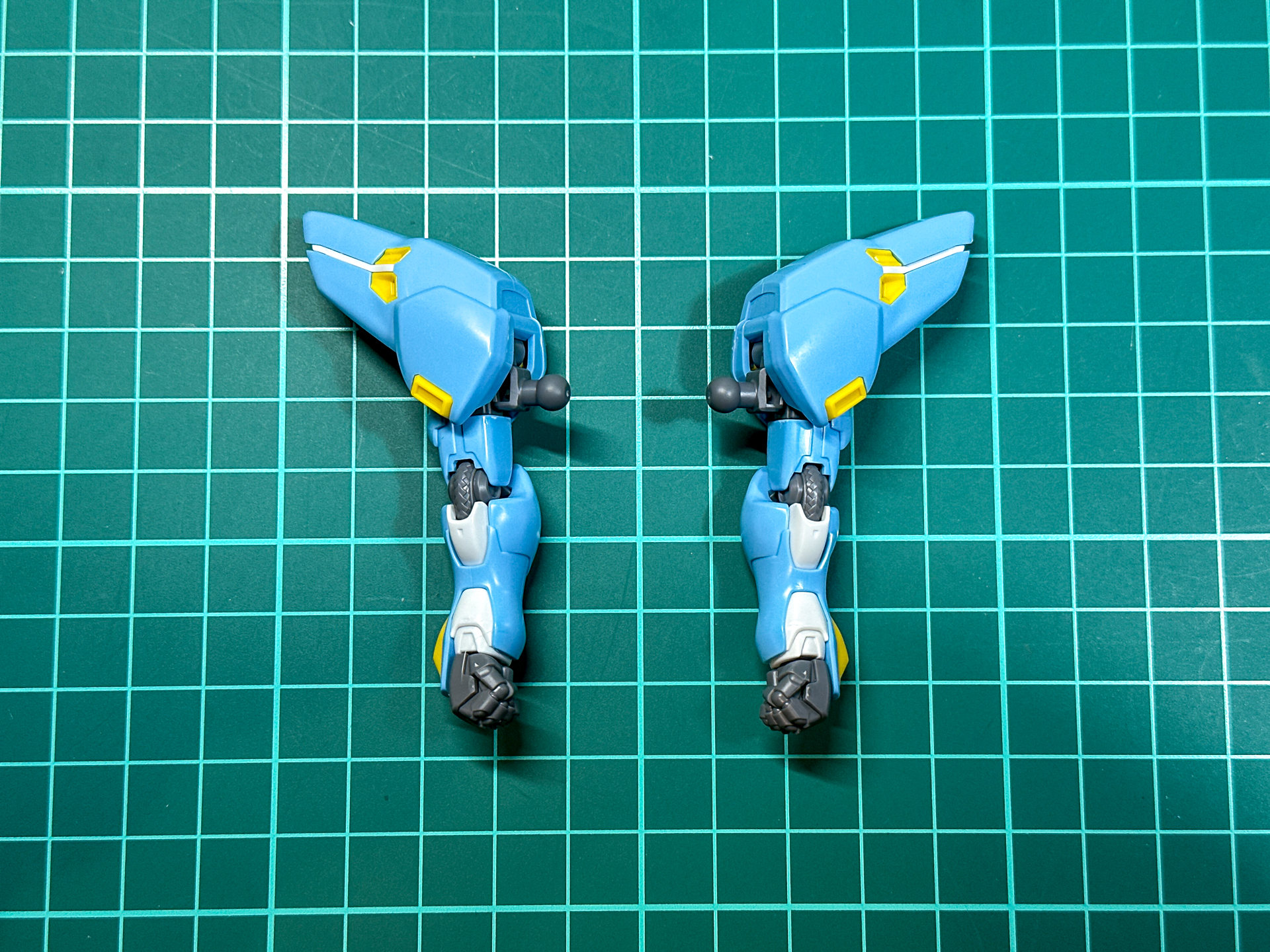 左腕も同じパーツ構成です。