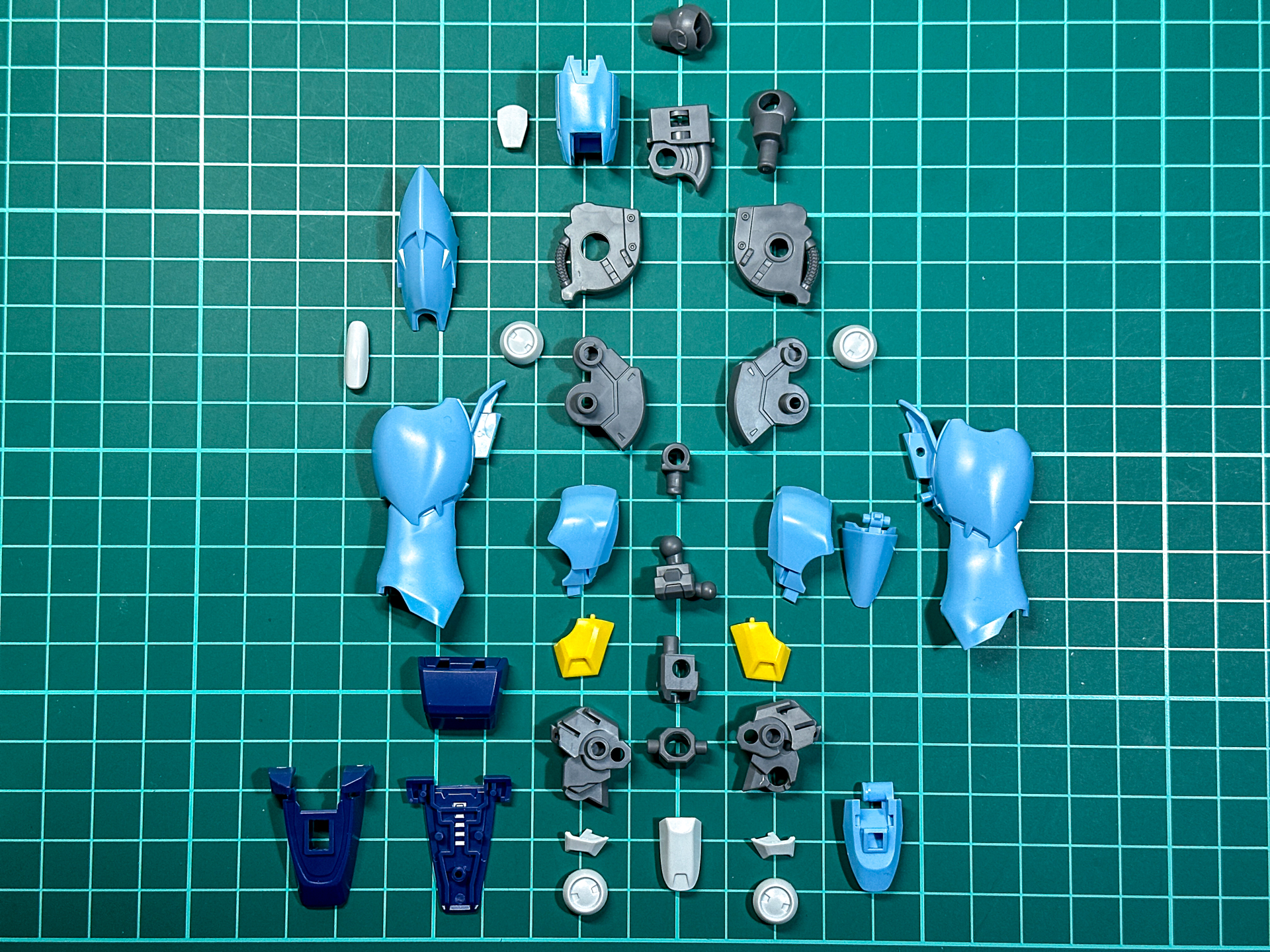 パーツ状態での脚部パーツ。足首関節の一部以外は左右共通パーツです。