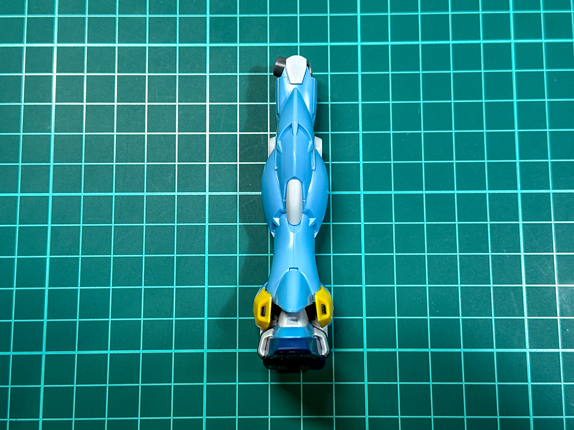 完成した脚部パーツ。イエロー部分のダクト内部はシールによる色分けです。