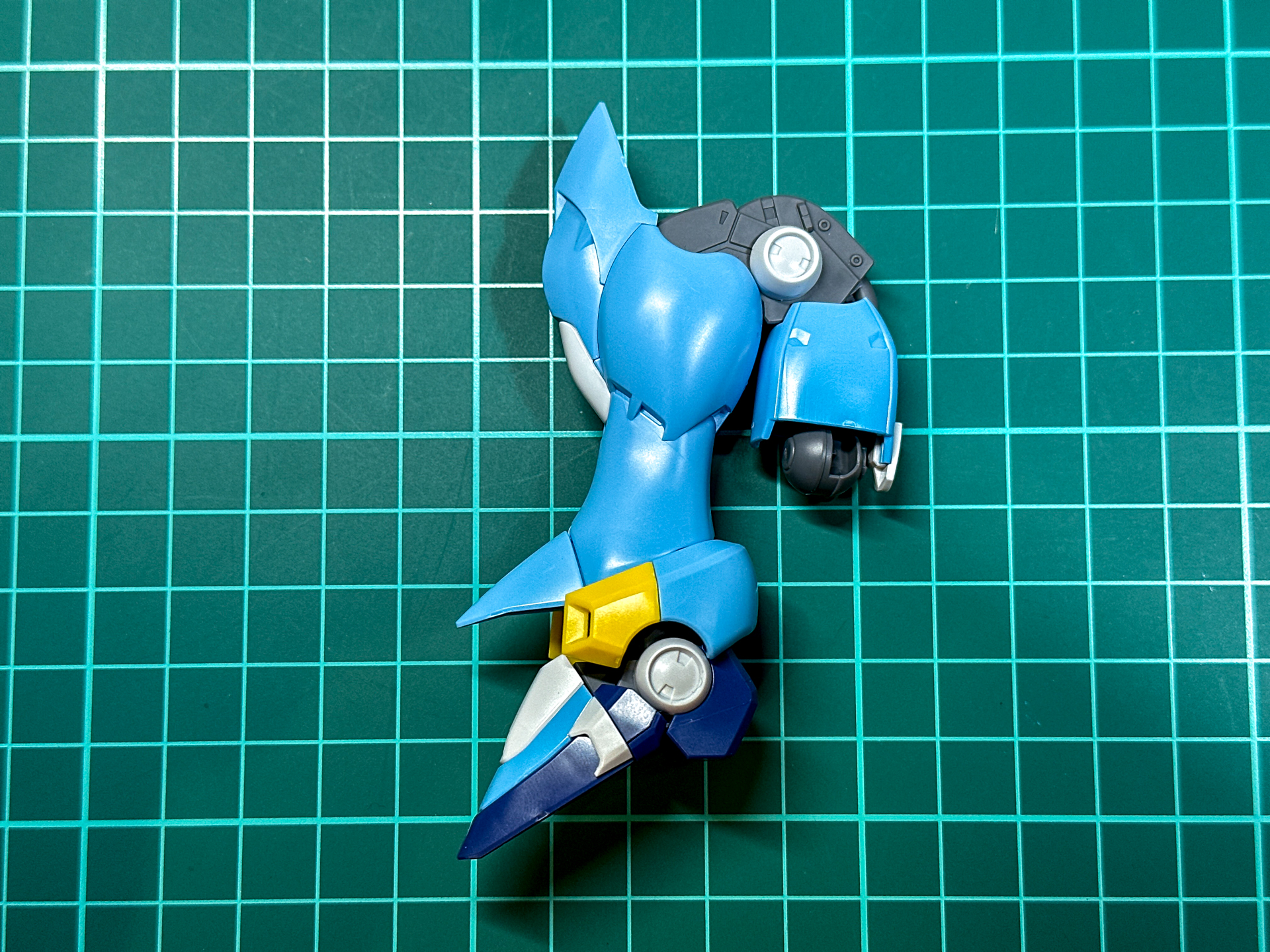 膝関節は三重関節により大きく可動します。