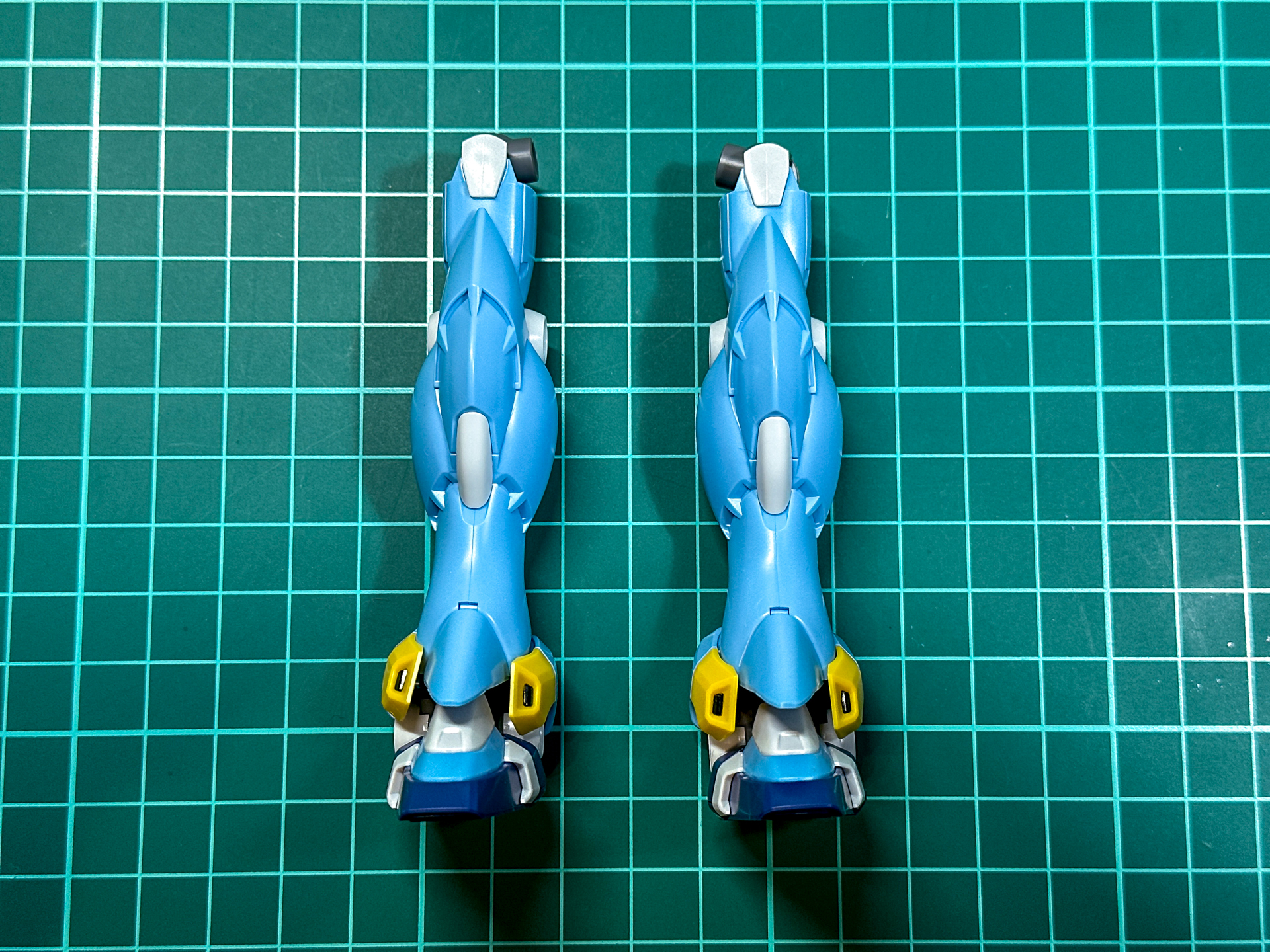 脚部も腕部と同様に左右対称形状となります。