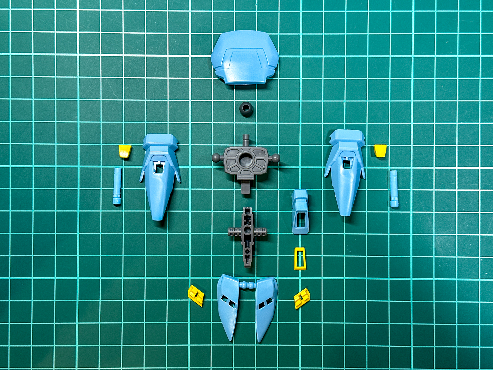 組み立て前の腰部パーツ。フロントスカートはユーザーの好みで切断します。