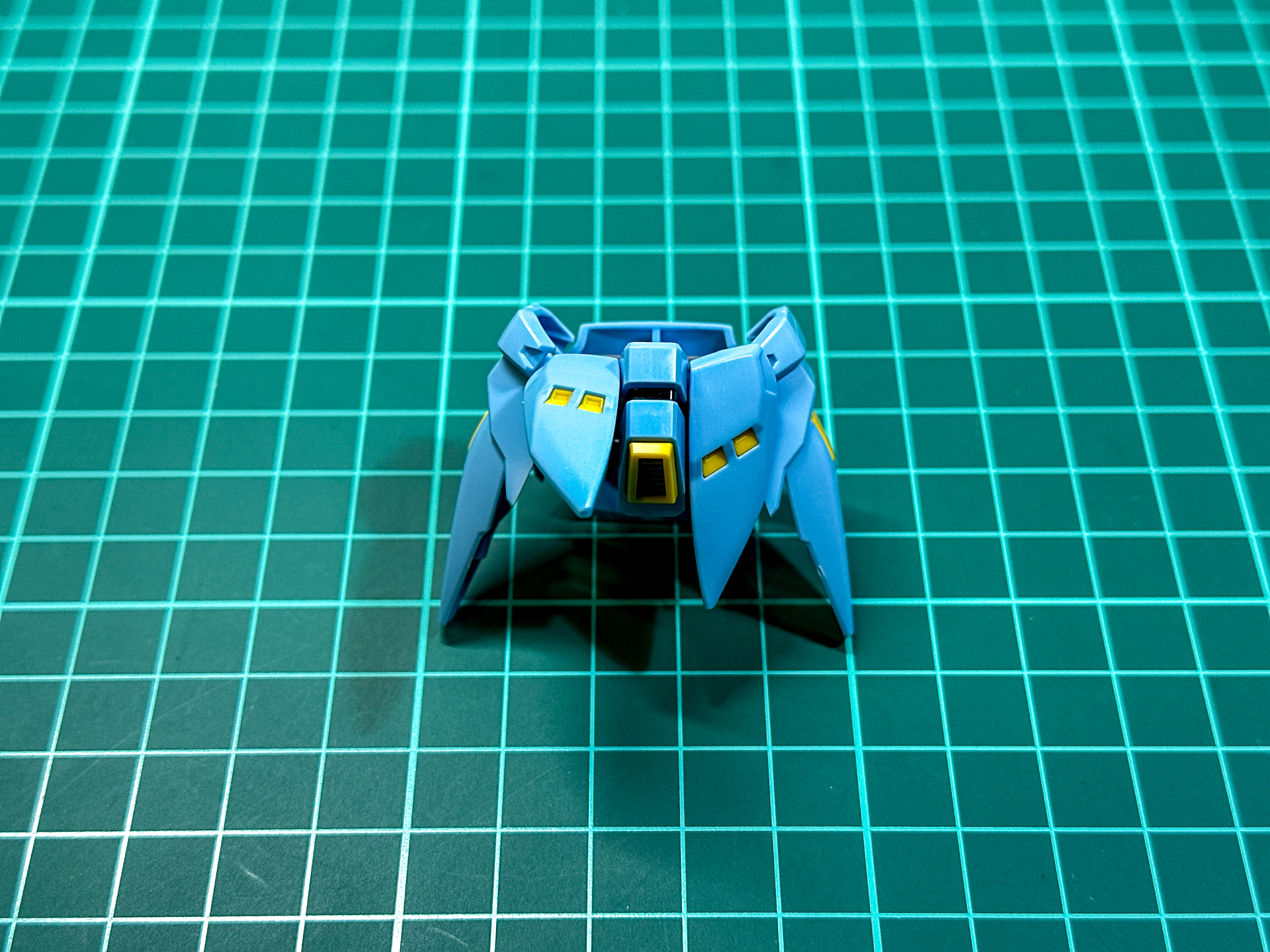 今回はフロントスカートは独立可動で組みました。