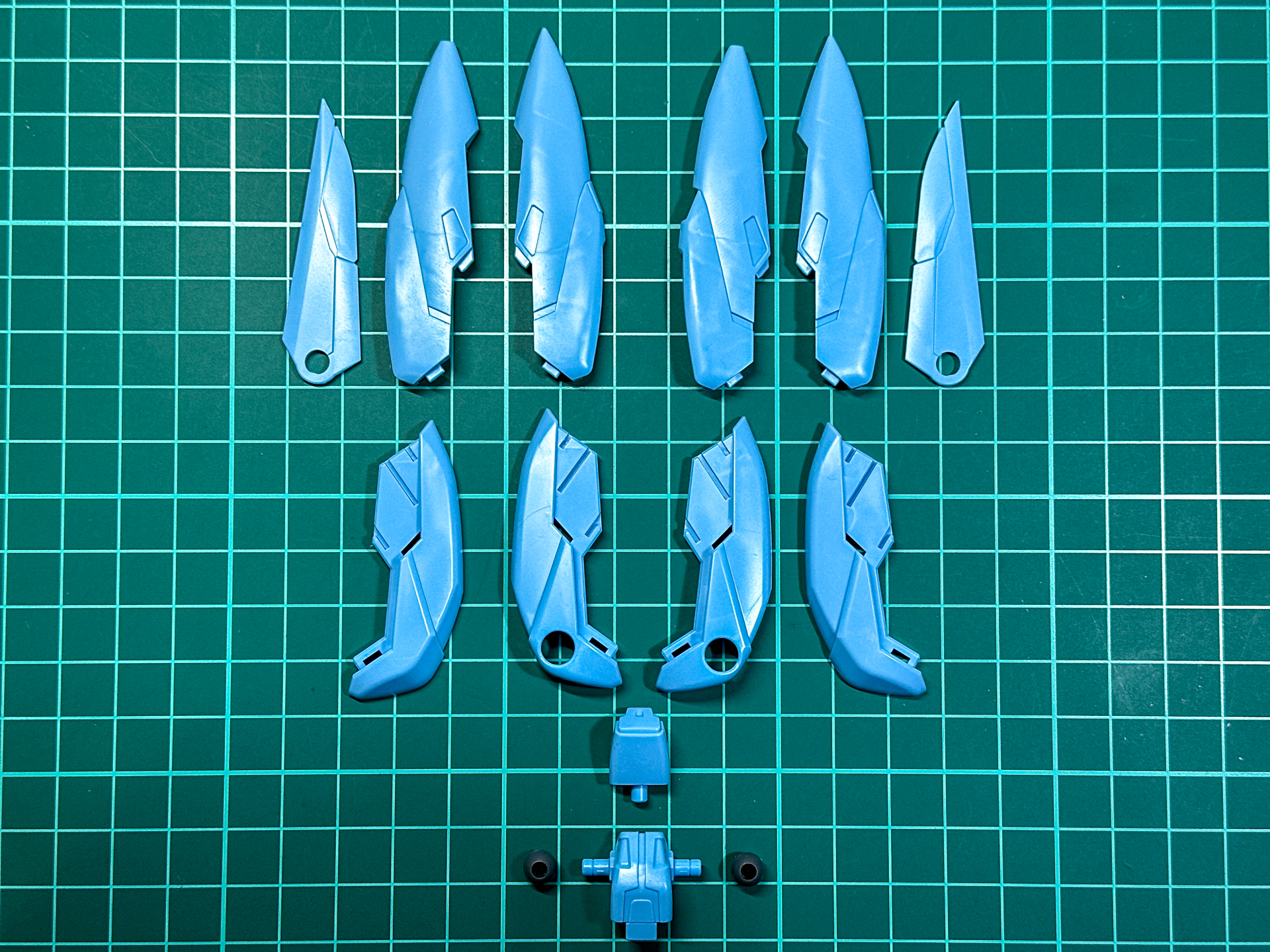 パーツ状態でのウイング・ユニット。シンプルな構造です。