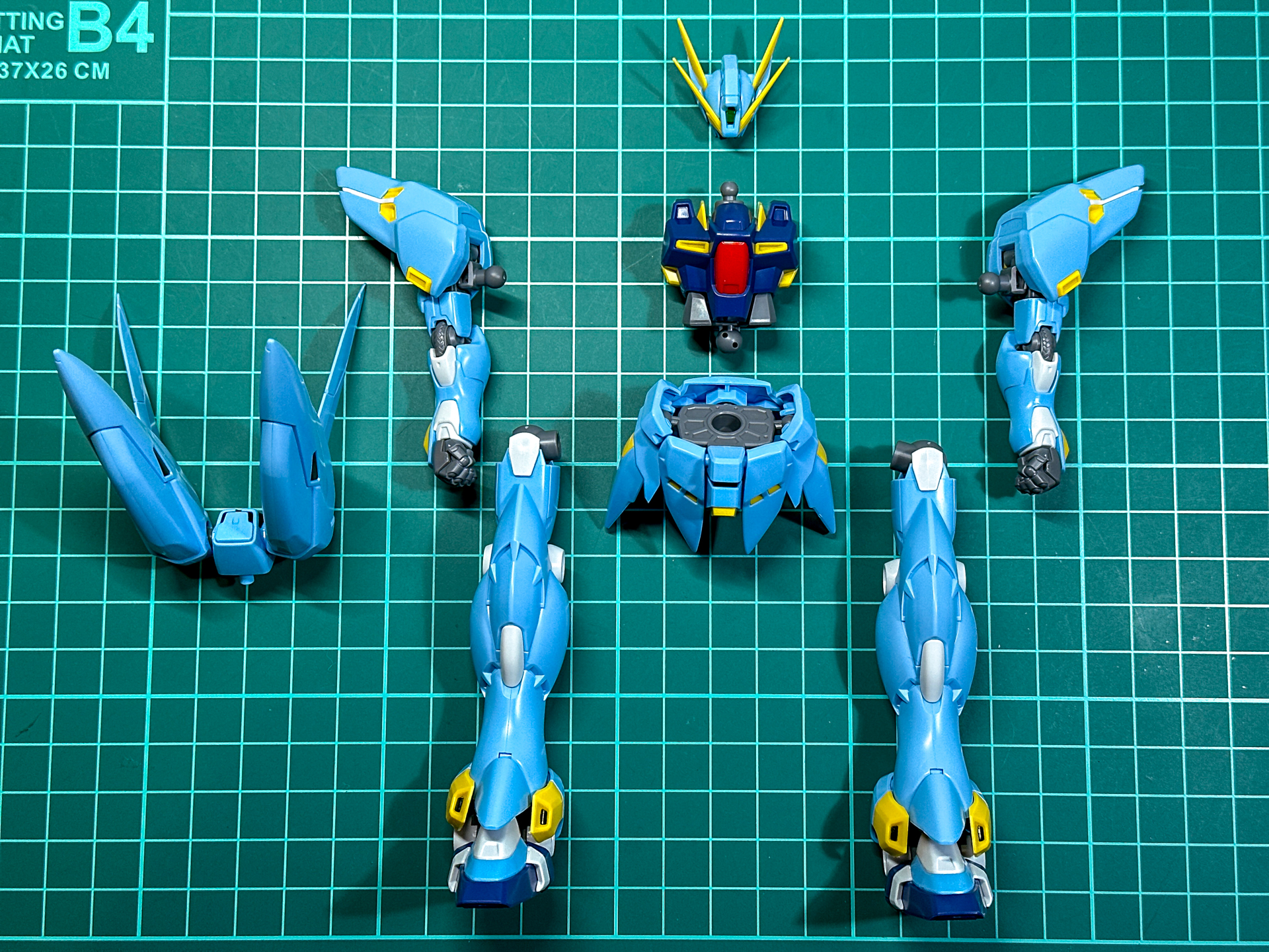 一体化前の「ヒュッケバイン(PTX-08R)」。股関節とウイング・ユニットは軸接続です。