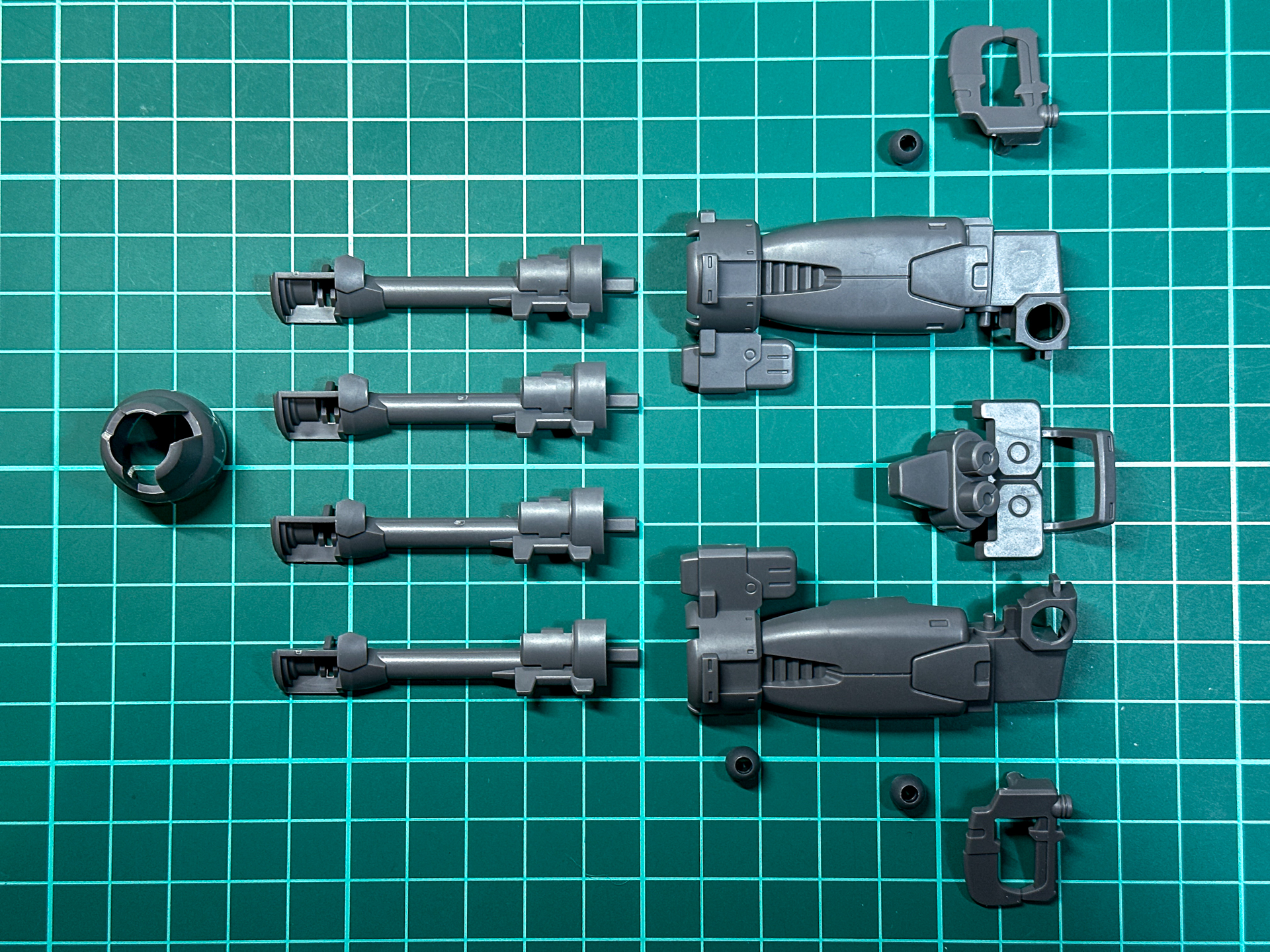 パーツ状態の「ブラックホール・キャノン」。グリップ部とアクションベース接続孔にポリキャップのボールジョイントが採用されています。