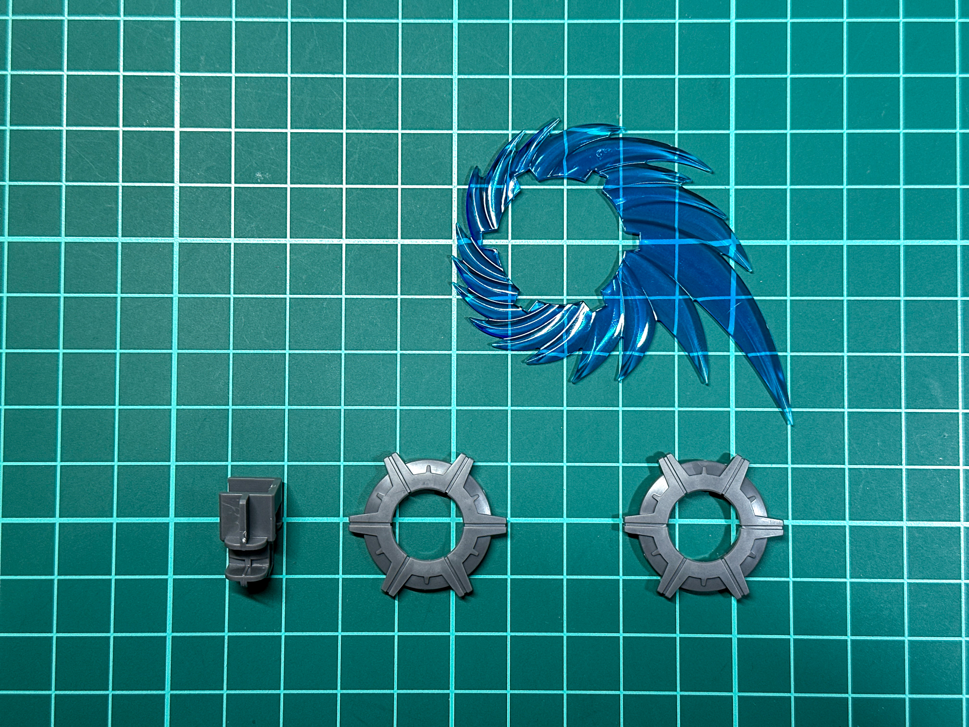 組み立て前の「リープ・スラッシャー」。刃の部分はクリアブルーで成形されています。