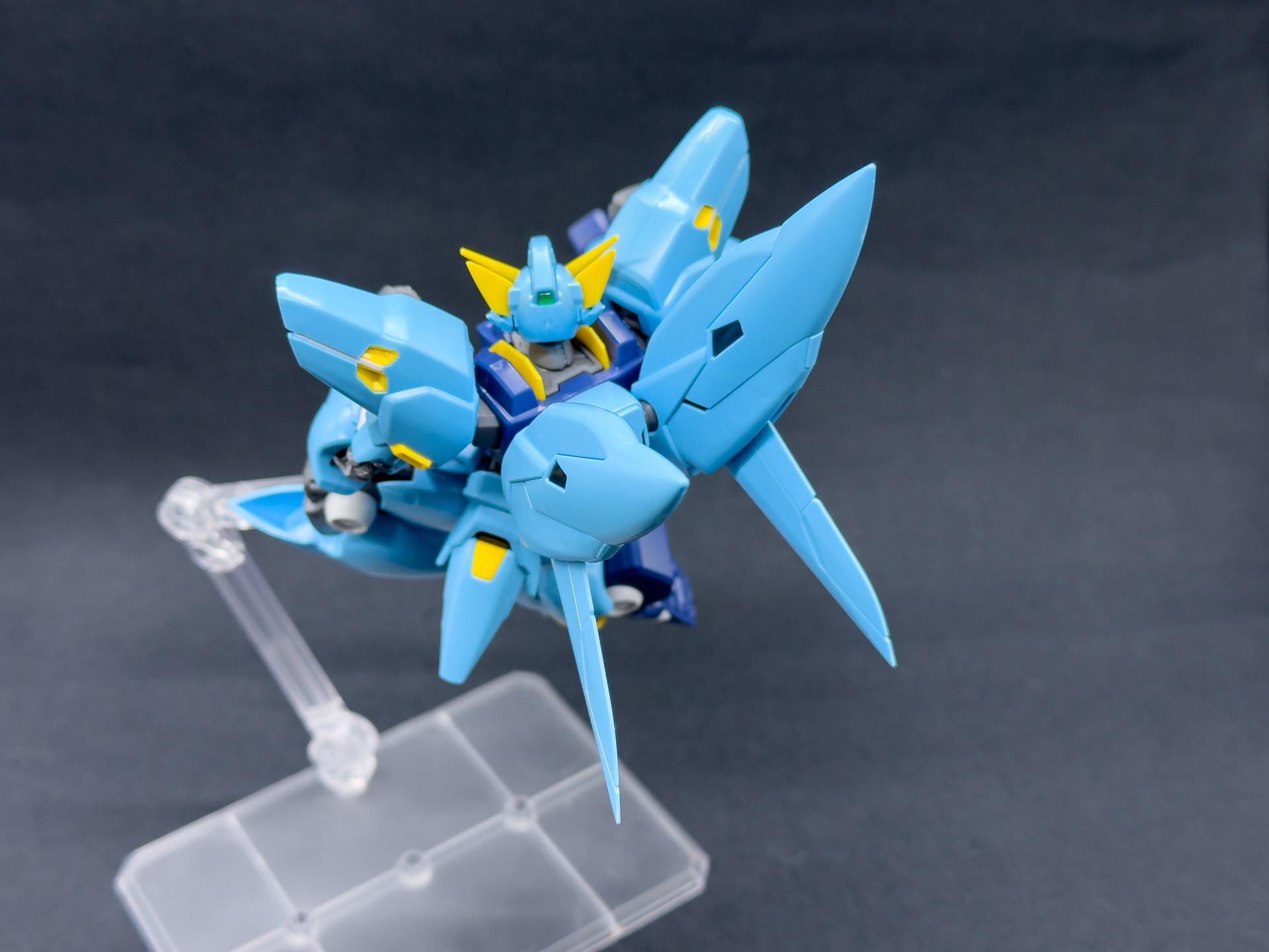 ウイング・ユニットの可動もポージングの表情付けに役立ちます。