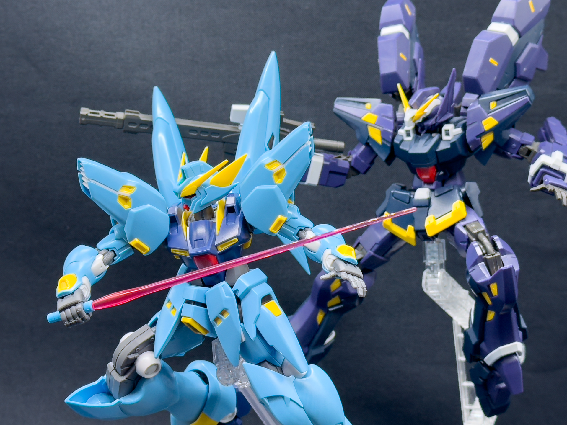 「HG ヒュッケバインMk-III」と並べてポージング。HGシリーズでサイズ感が統一されているので『スーパーロボット大戦』の援護攻撃のイメージでディスプレイしてみました。