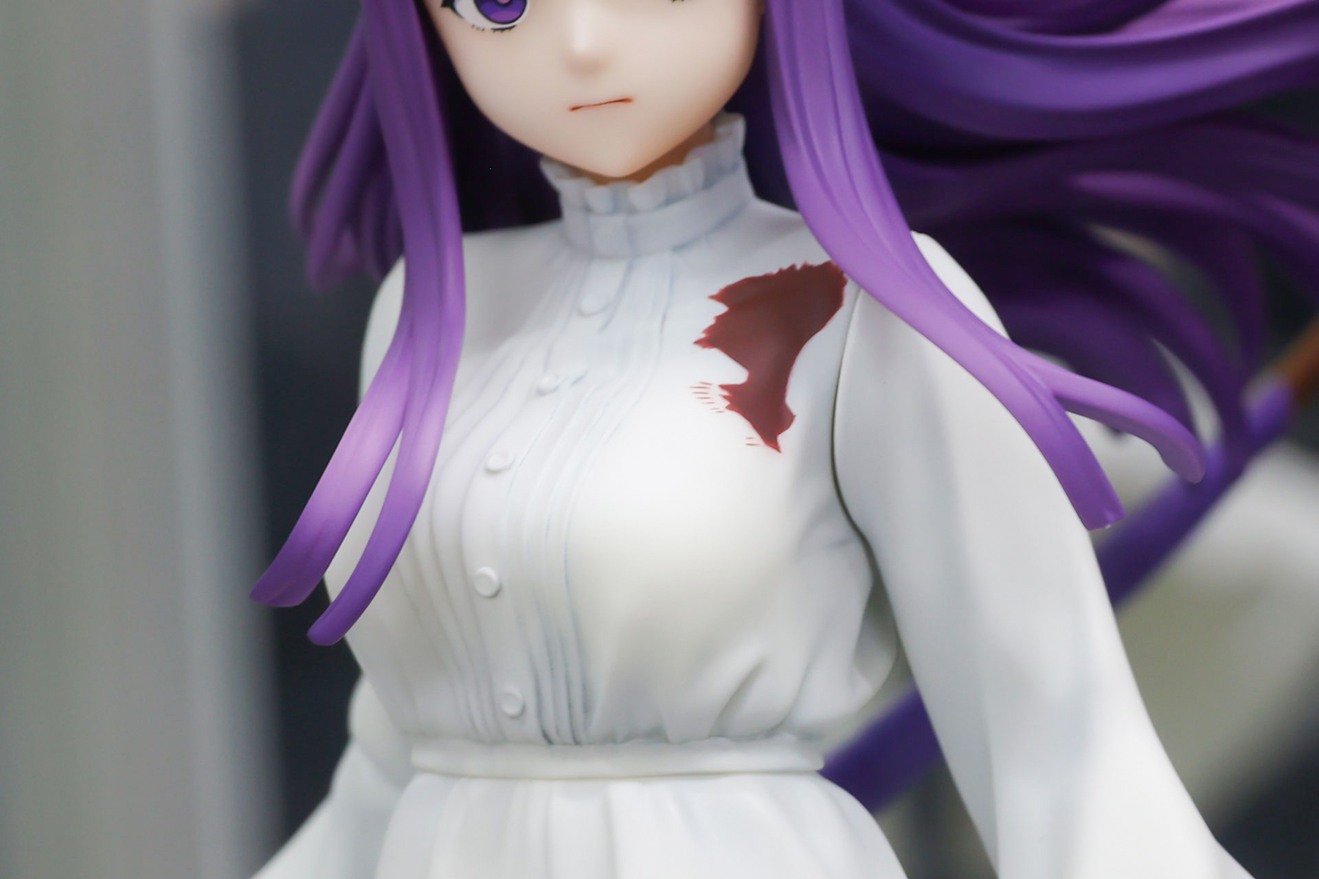 ワンピースの一部は血が滲んでいる