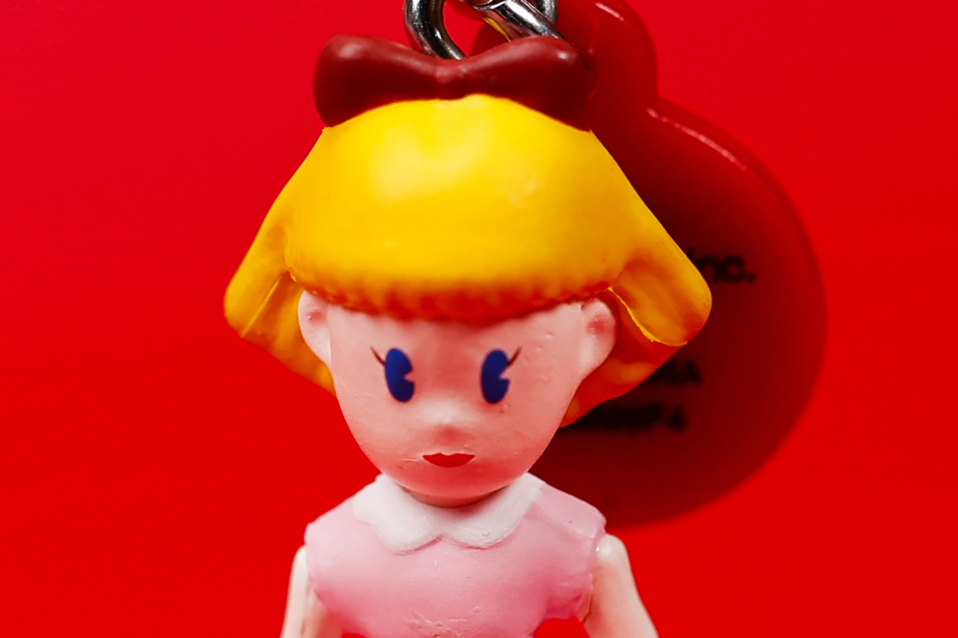 青い瞳にまつげがキュートだ
