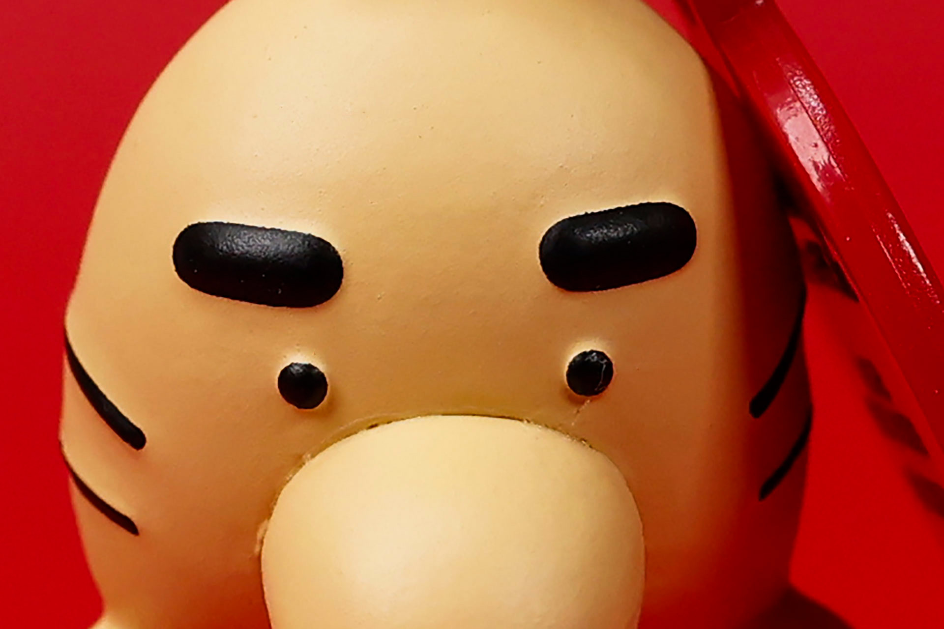 眉の太さに反比例して目は小さめだ
