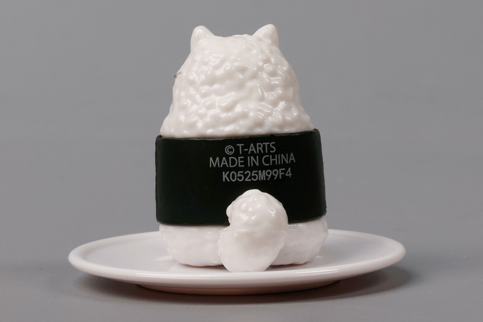 おむすびらしく、白と黒のツートンカラーだ