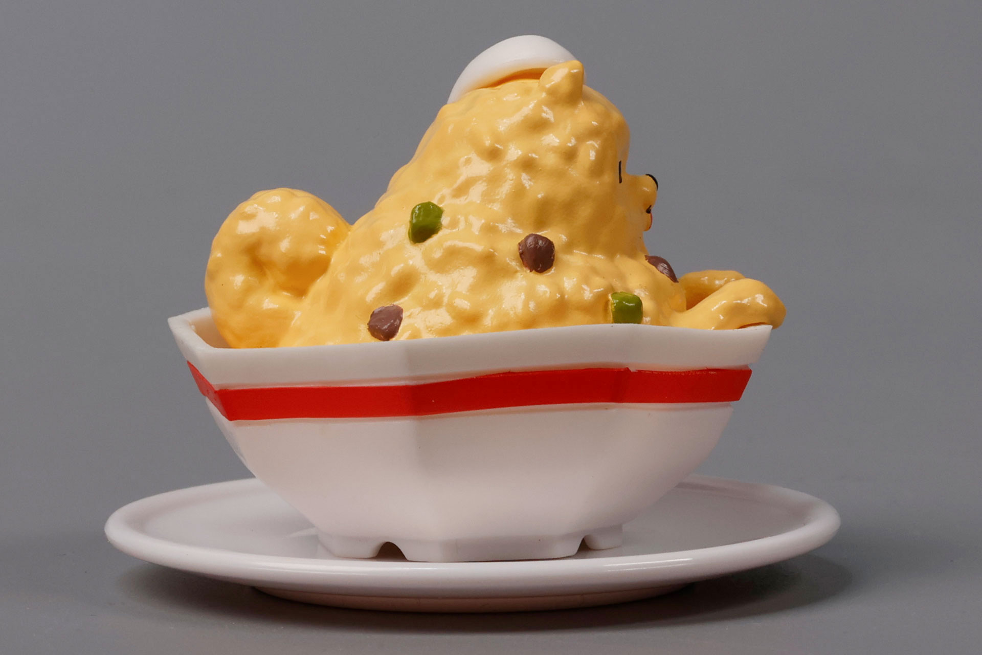 皿やお椀、レンゲなど小物類もしっかり作られている