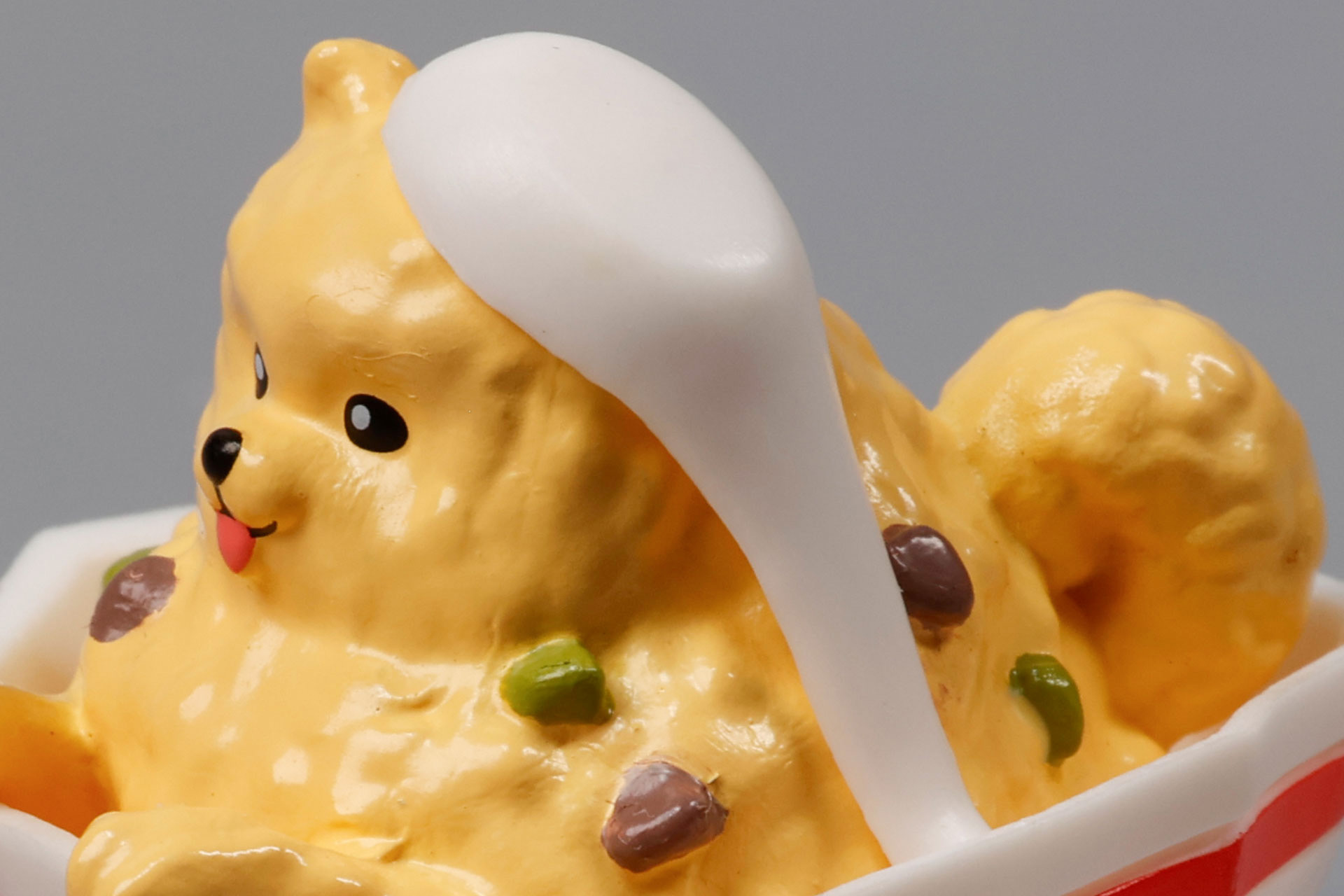 頭の上にレンゲが乗っかっている