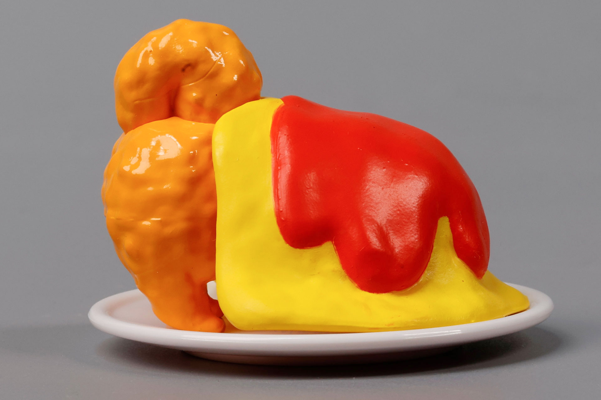 タマゴにはケチャップがたっぷりかけられている