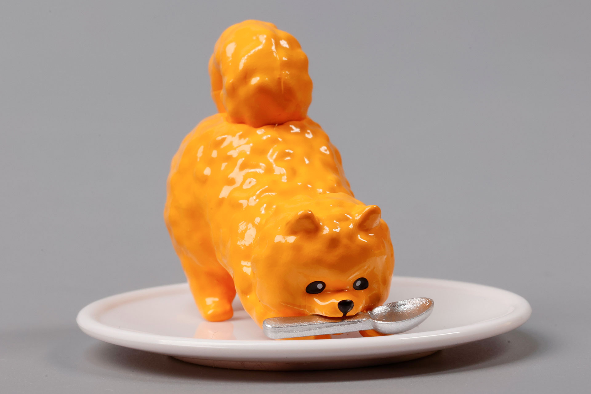 口に銀のスプーンをくわえている