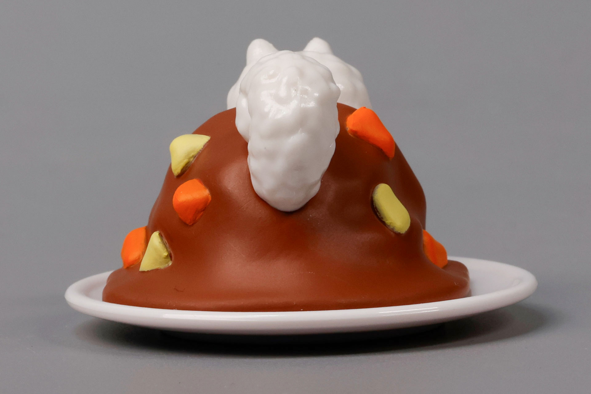 しっぽはしっかり飛び出している