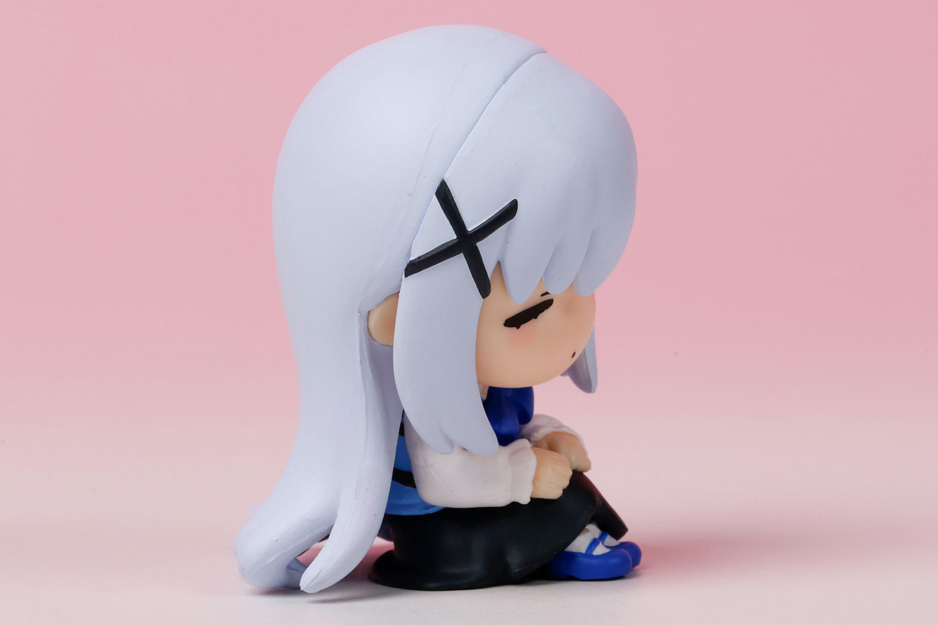 バッテン印の髪留めが付けられている