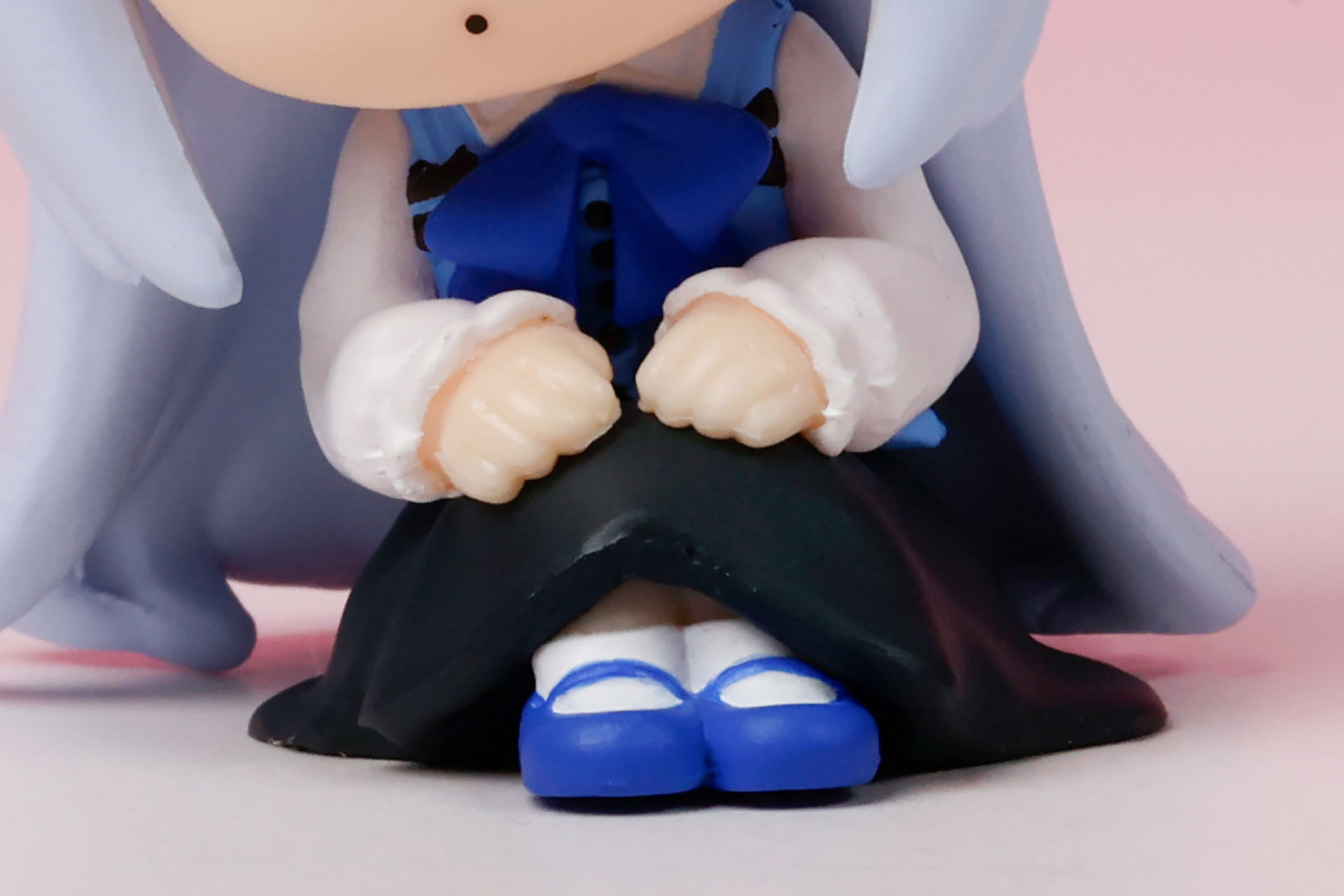 スカートの下から足が少し出ている