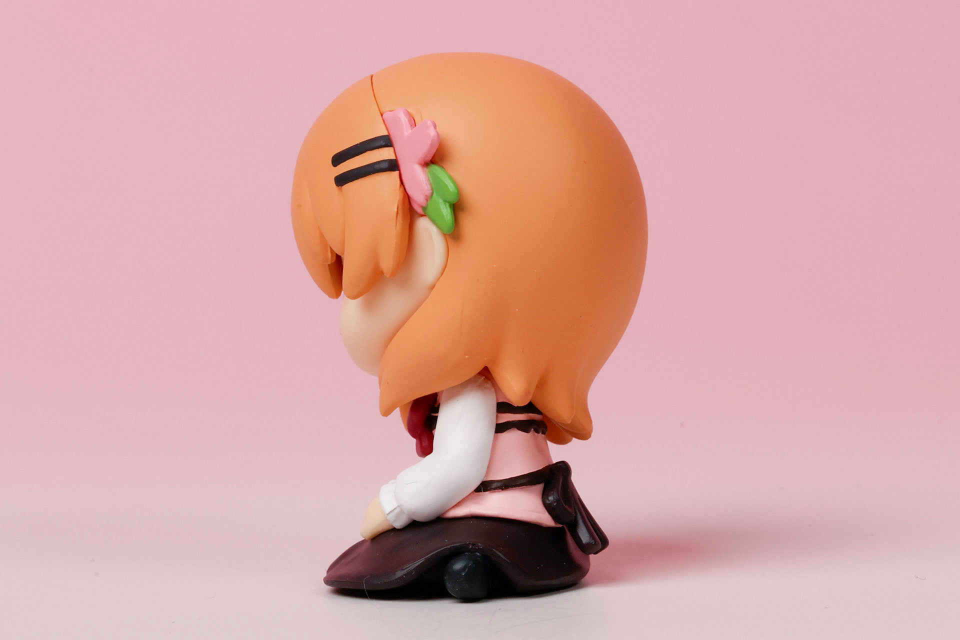 足がちょこんと出ている