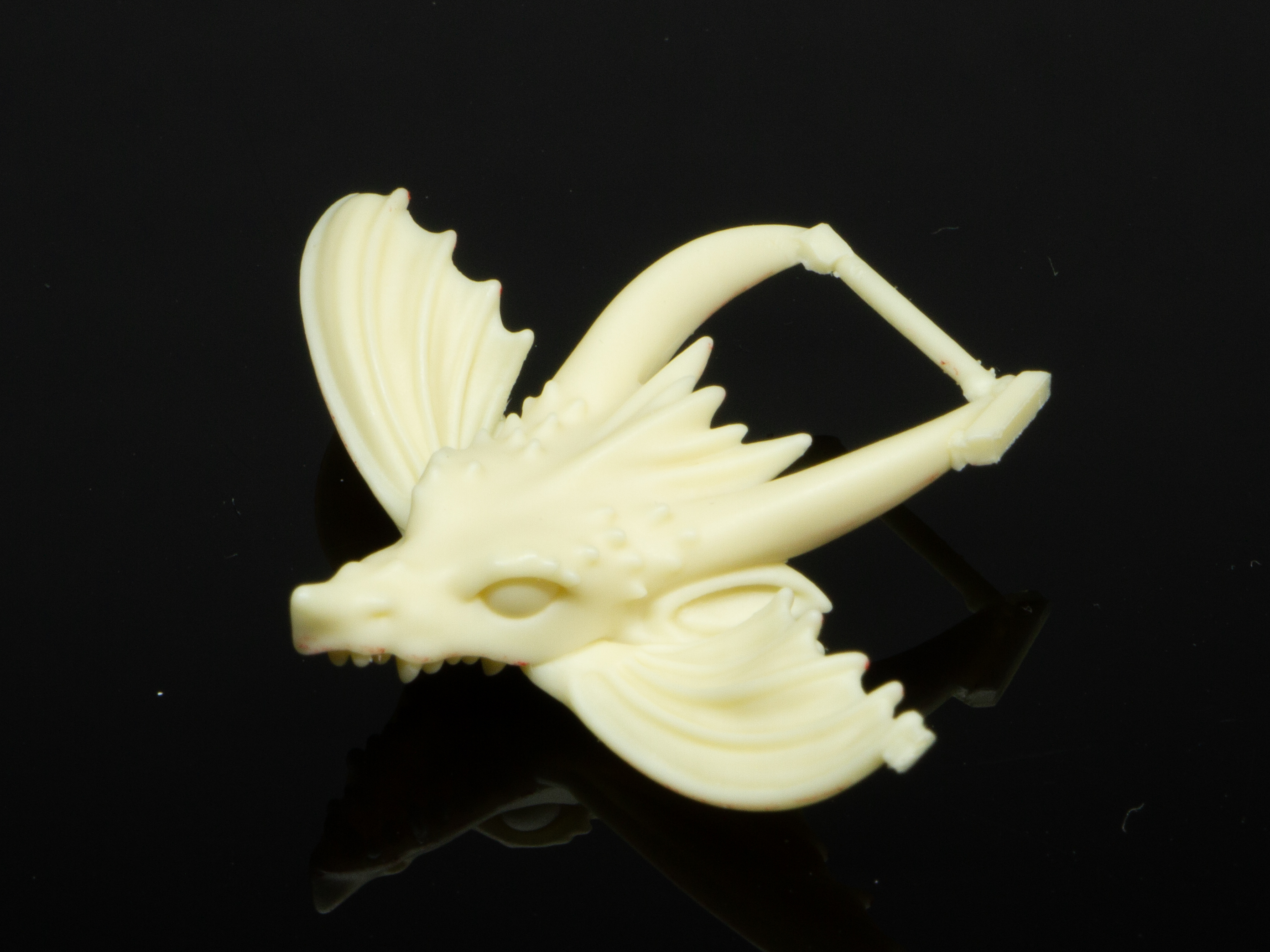 ツノの先に注型用の橋渡しと、ゲートが存在