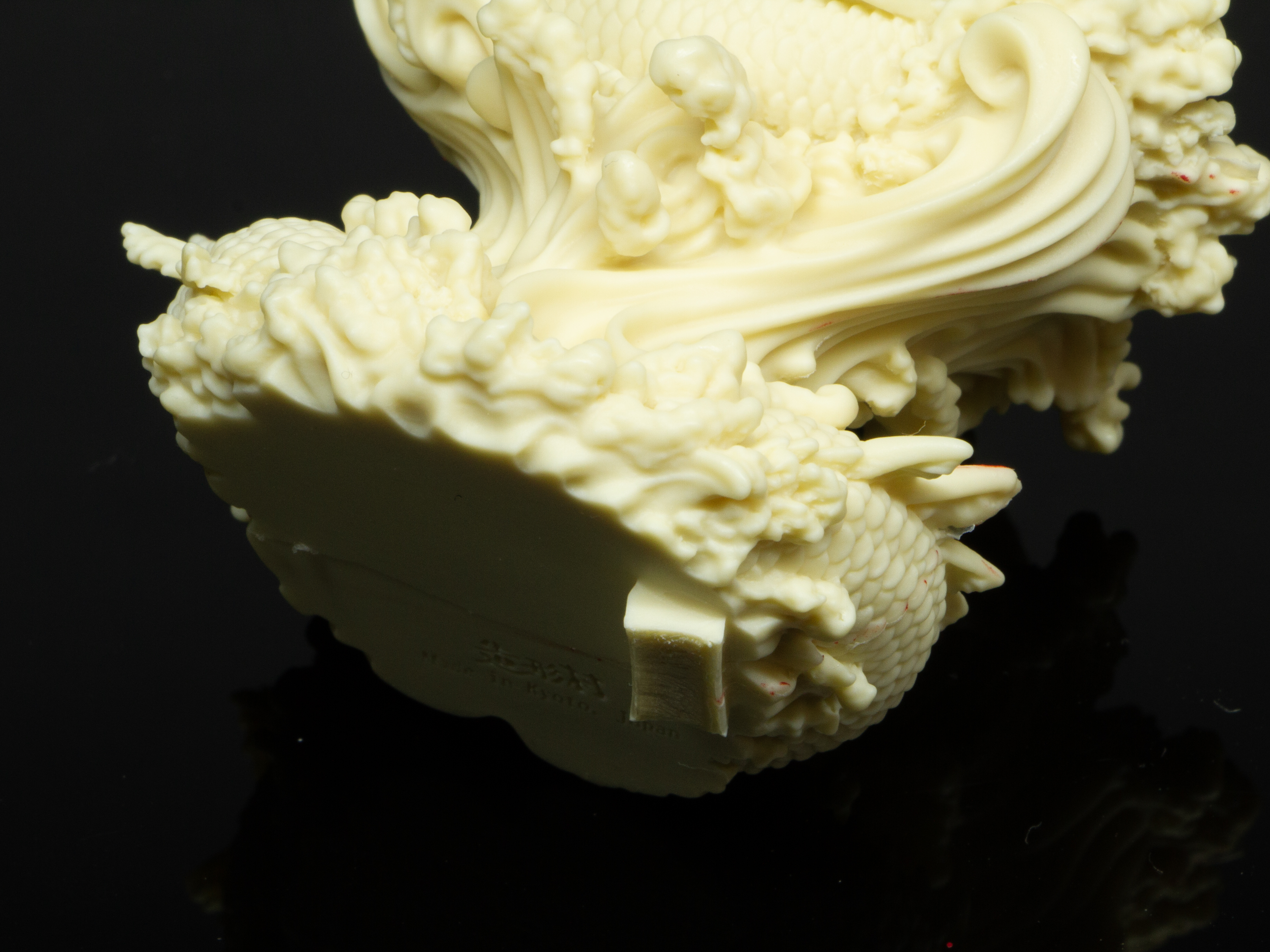 台座の底に大きめの湯口。これを精密ノコギリで切断する