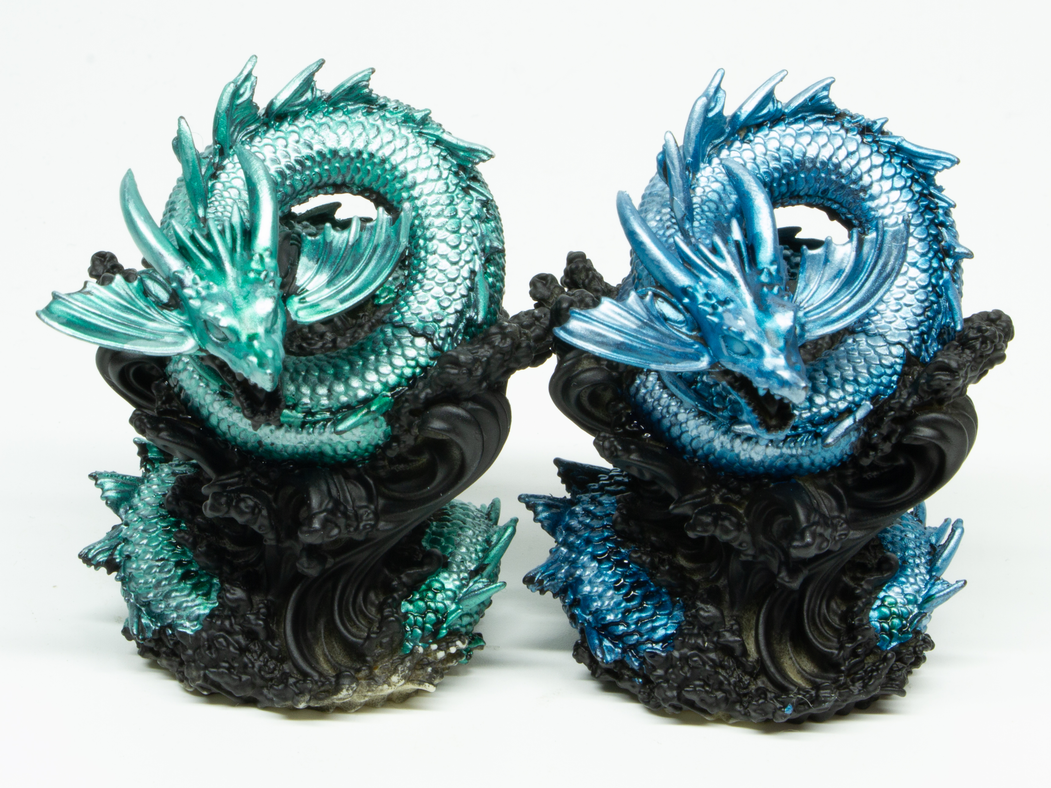 左がビートルグリーン、右がヒュドラターコイズ