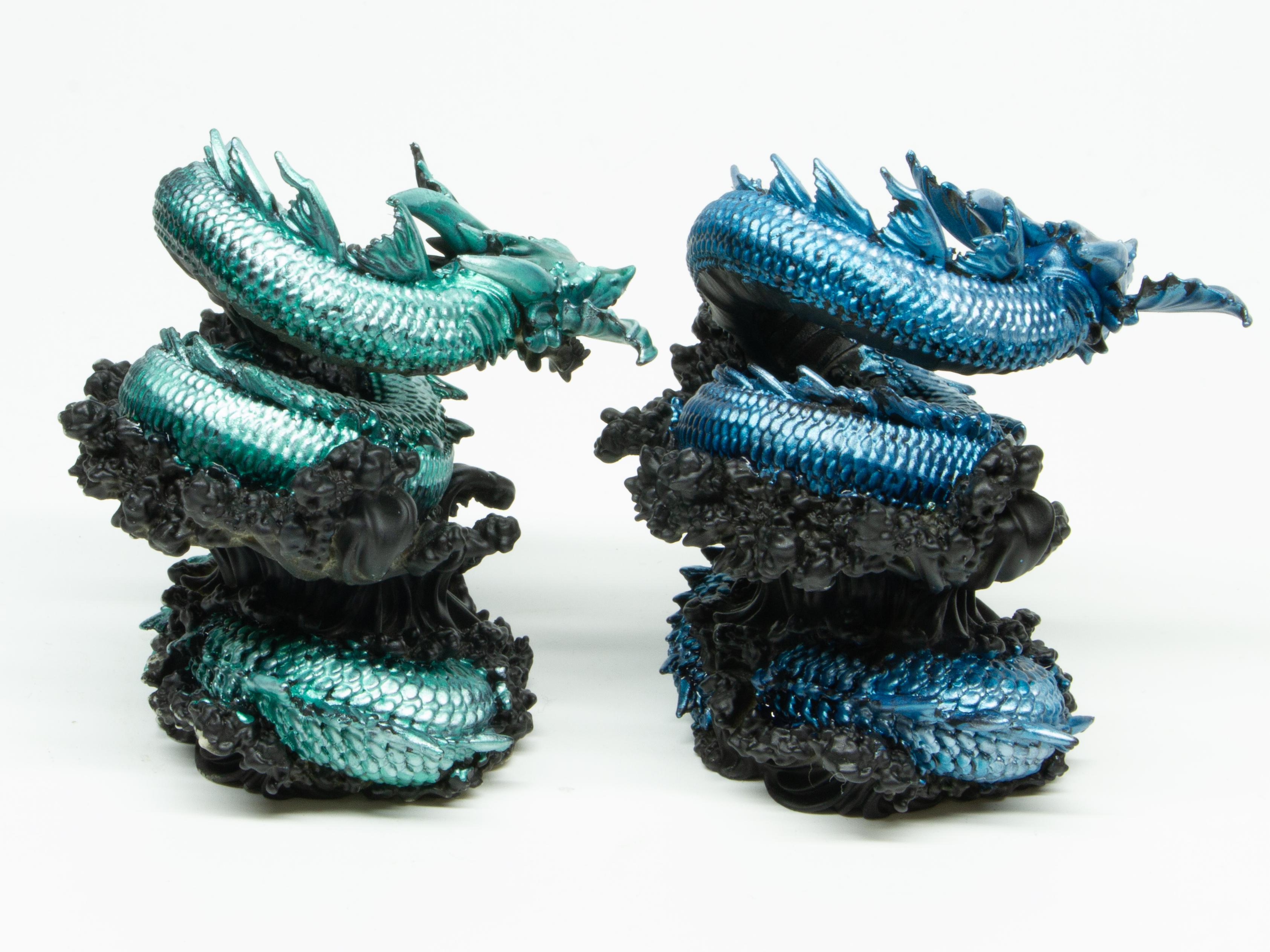 左がビートルグリーン、右がヒュドラターコイズ