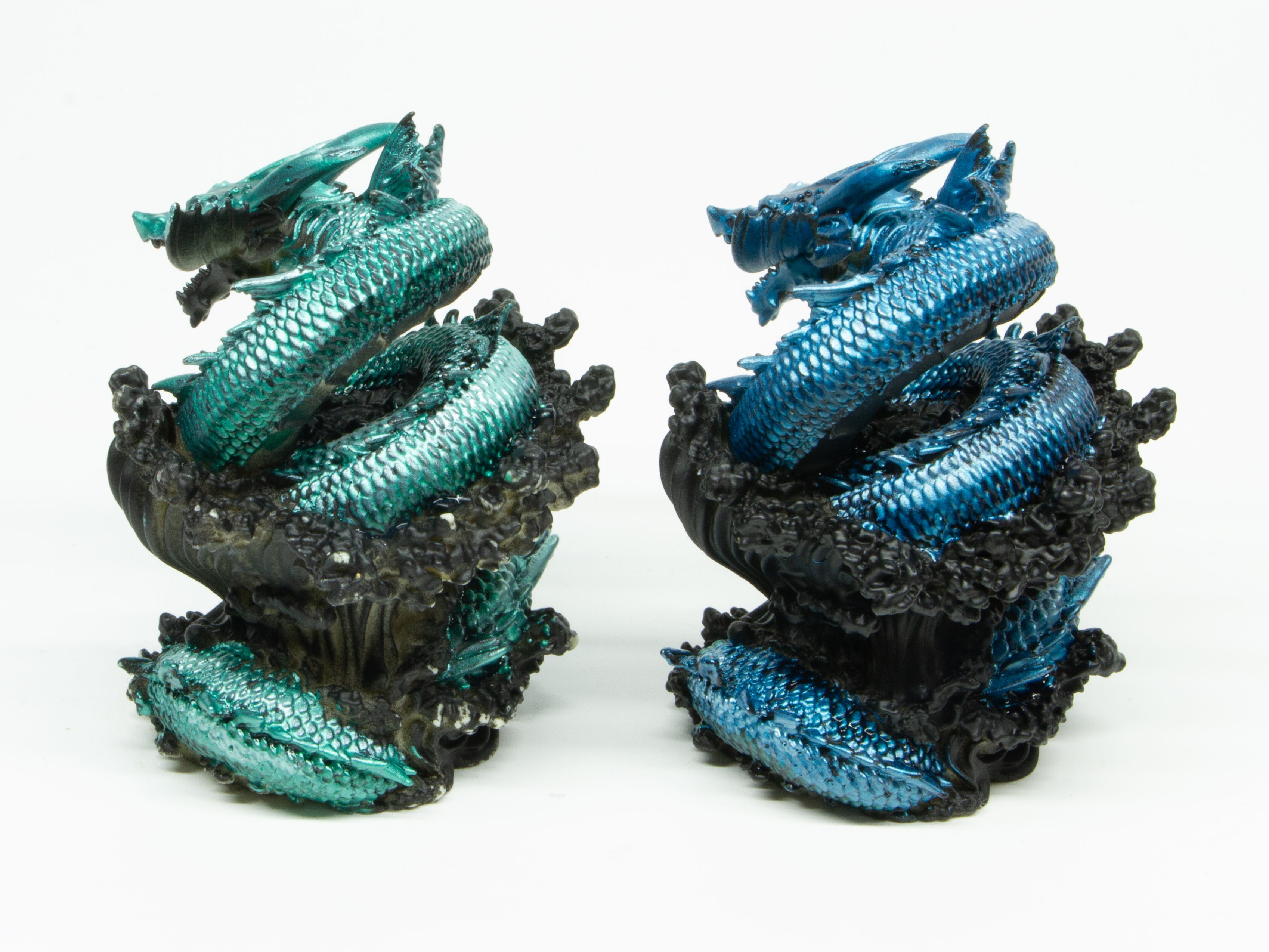 左がビートルグリーン、右がヒュドラターコイズ