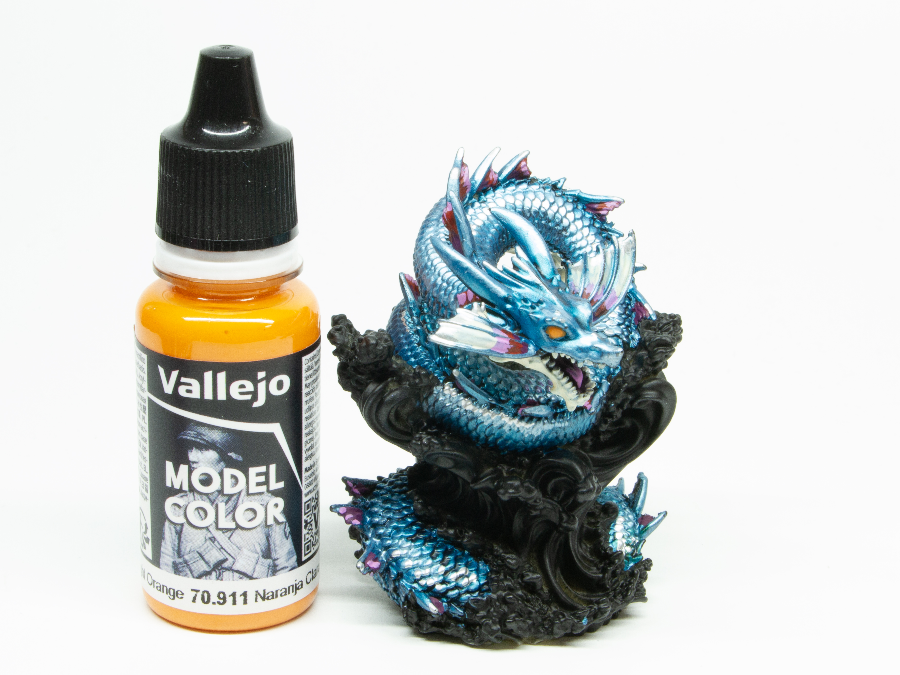 ブライトオレンジで目全体を塗る