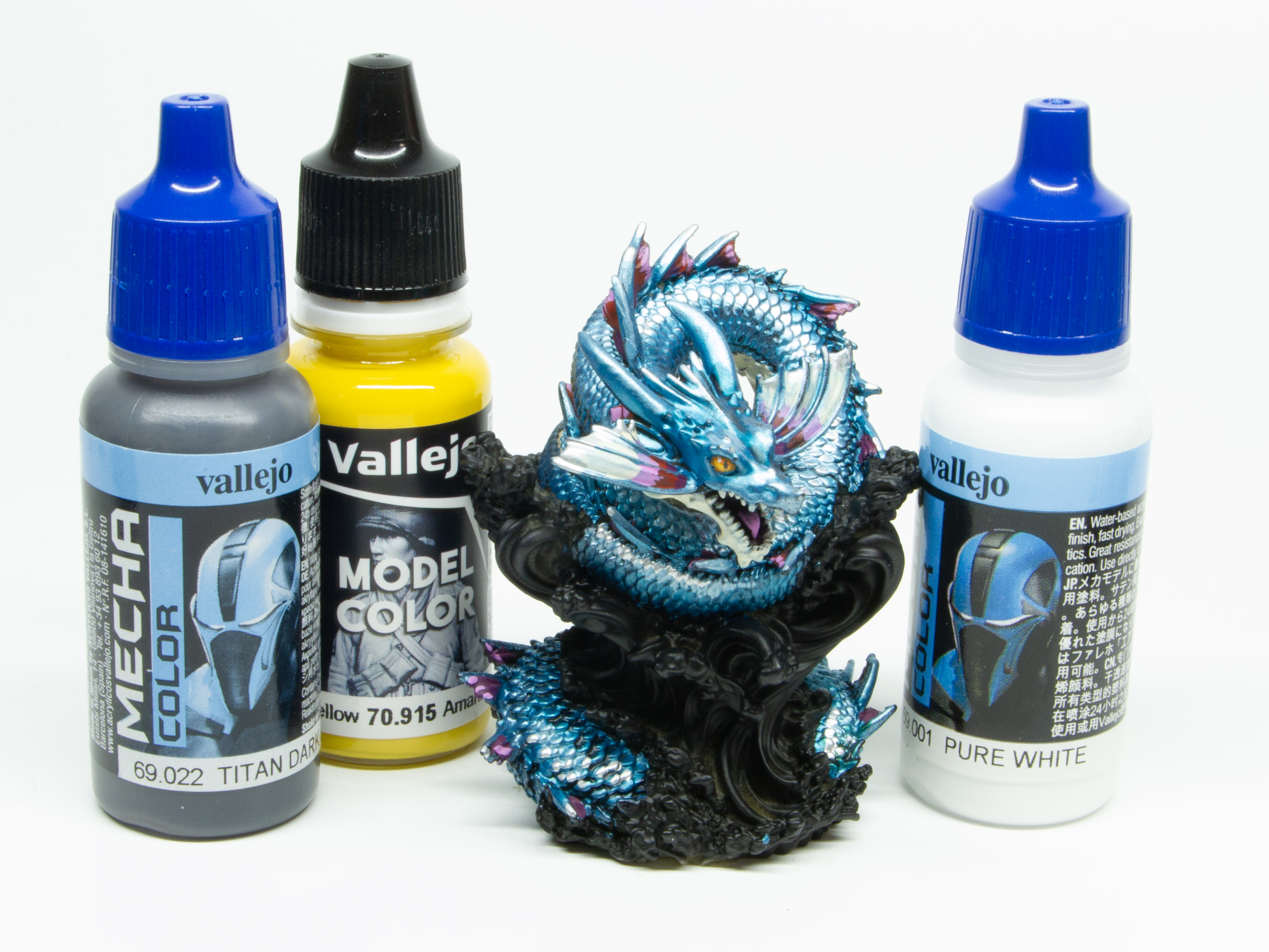 ディープイエローを下側に塗り、タイタンダークブルーで瞳を描きピュアホワイトでハイライトを入れる