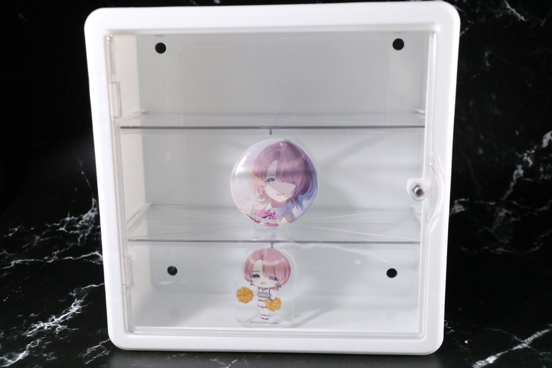 3段でのディスプレイ。アクリルマスコット、トレーディング缶バッジを飾ることができる<br />※「学園アイドルマスター 公式トレーディング缶バッジ」と「コトブキヤくじ 学園アイドルマスター CHEERFUL! C賞揺れるアクリルマスコット」