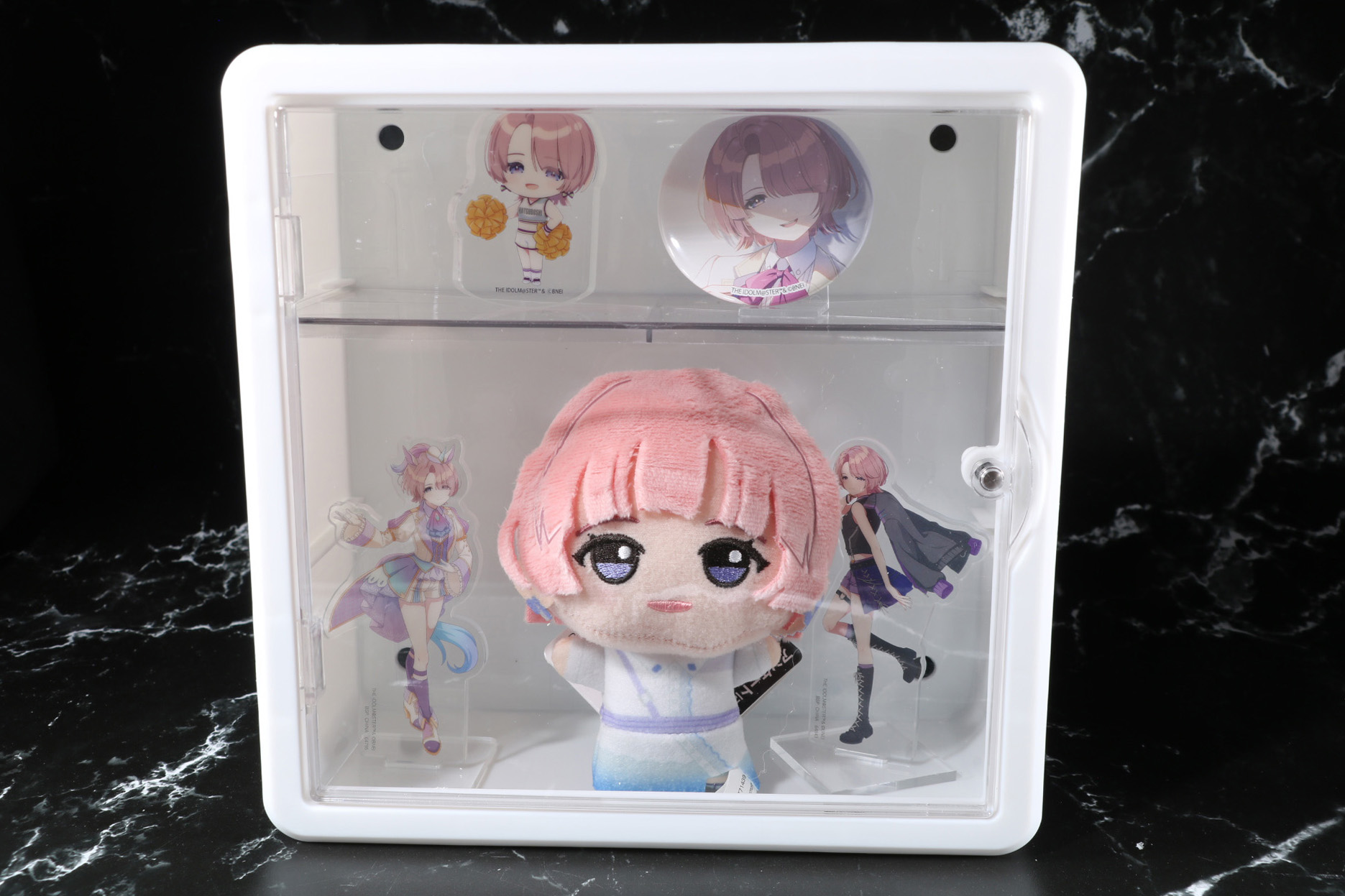 2段ディスプレイ<br />※「学園アイドルマスター ちびぐるみ～on stage!～vol.2」、「一番くじ 学園アイドルマスター Part2 H賞描き下ろしアクリルスタンド」、「一番くじ 学園アイドルマスター P賞 描きおろし アクリルスタンド」、「学園アイドルマスター 公式トレーディング缶バッジ」と「コトブキヤくじ 学園アイドルマスター CHEERFUL! C賞揺れるアクリルマスコット」