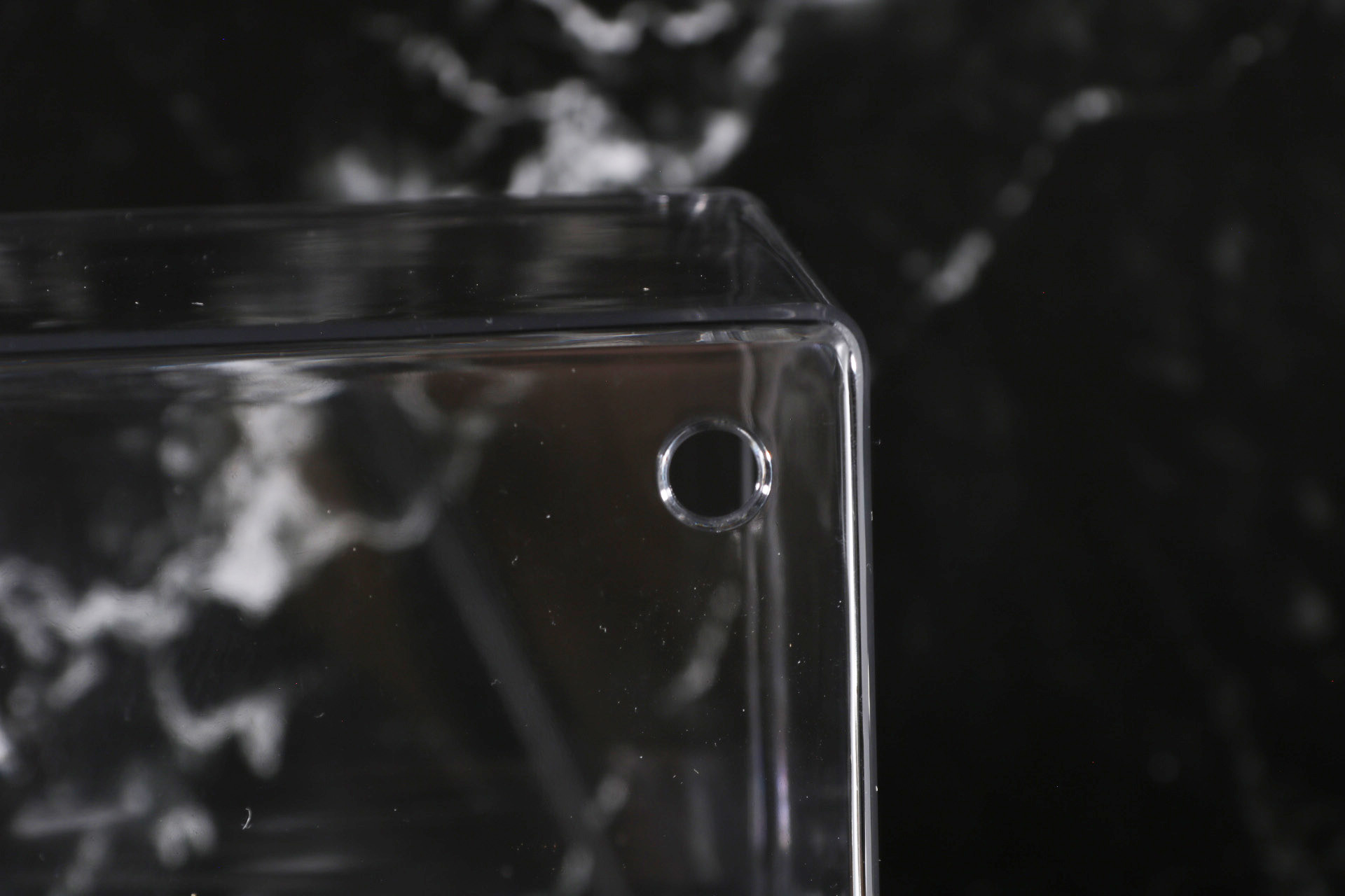 背面の四隅にネジ穴が設けられている